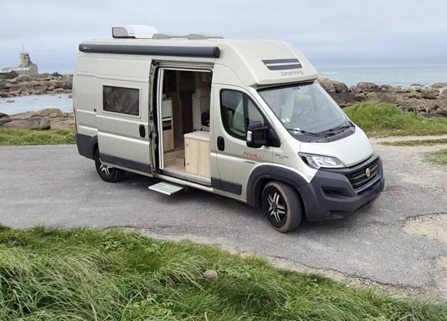 Front view from 3/4 Fiat 2,3 l 130 ch - Yescapa