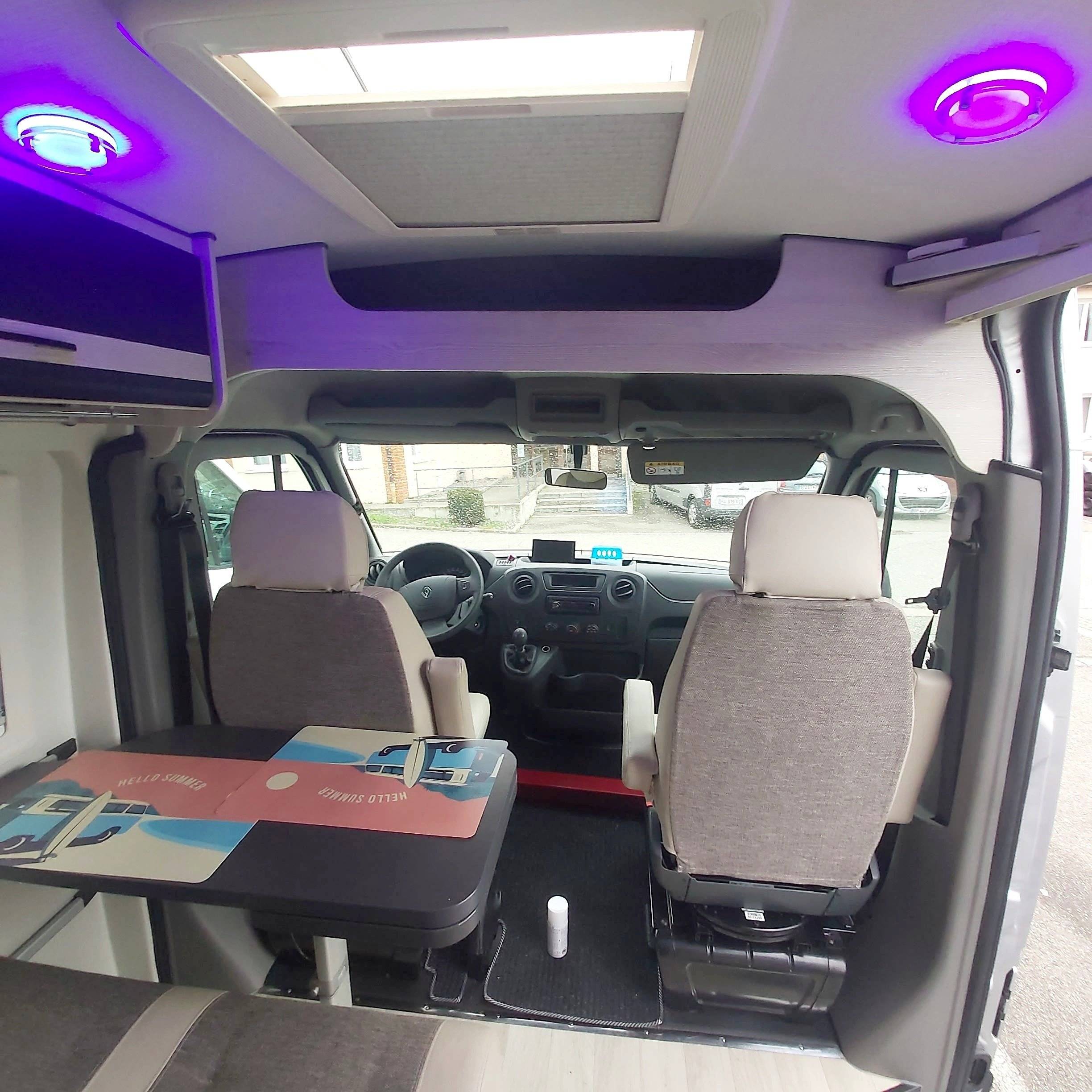Dining Area Renault Master 2,3 l 130 ch - Yescapa