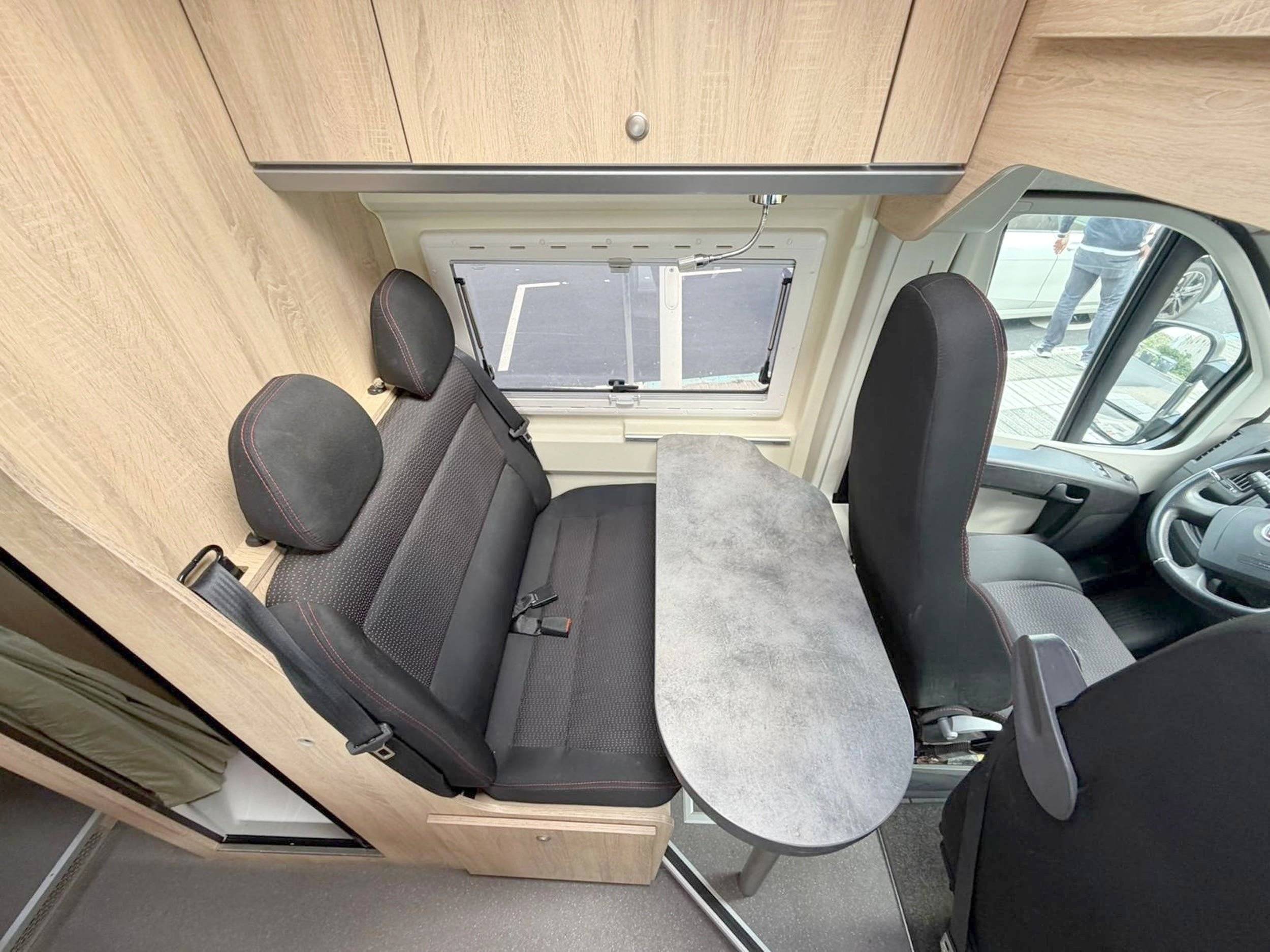 Dining Area Fiat DUCATO - Yescapa