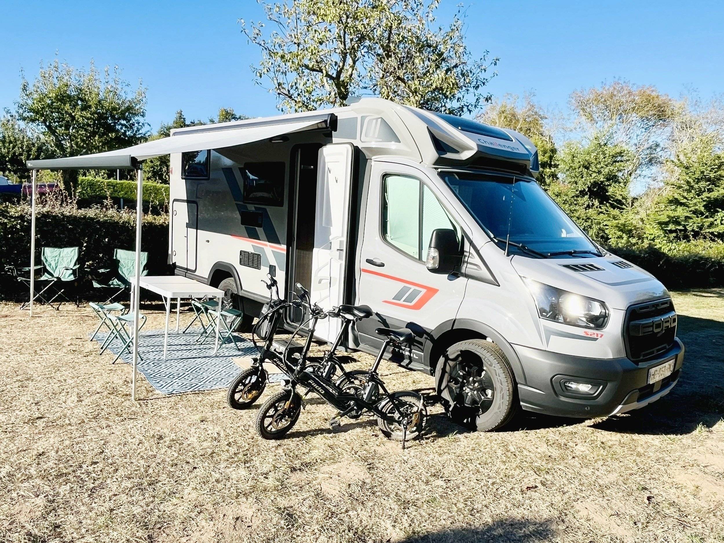 Vista de 3/4 Ford Transit 2,0 l 170 ch - Yescapa
