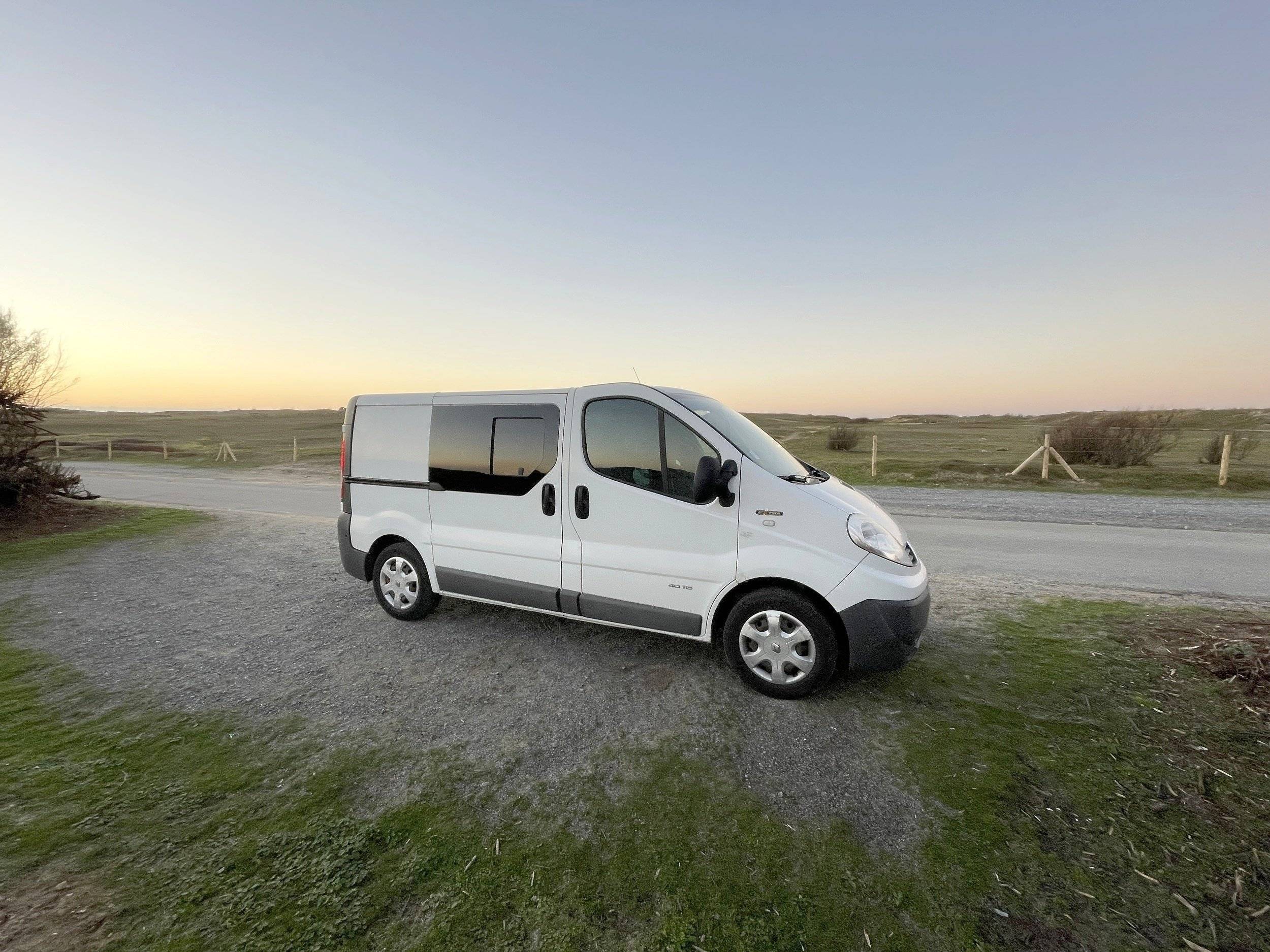 Vue avant de 3/4 Renault Renault Trafic - Yescapa