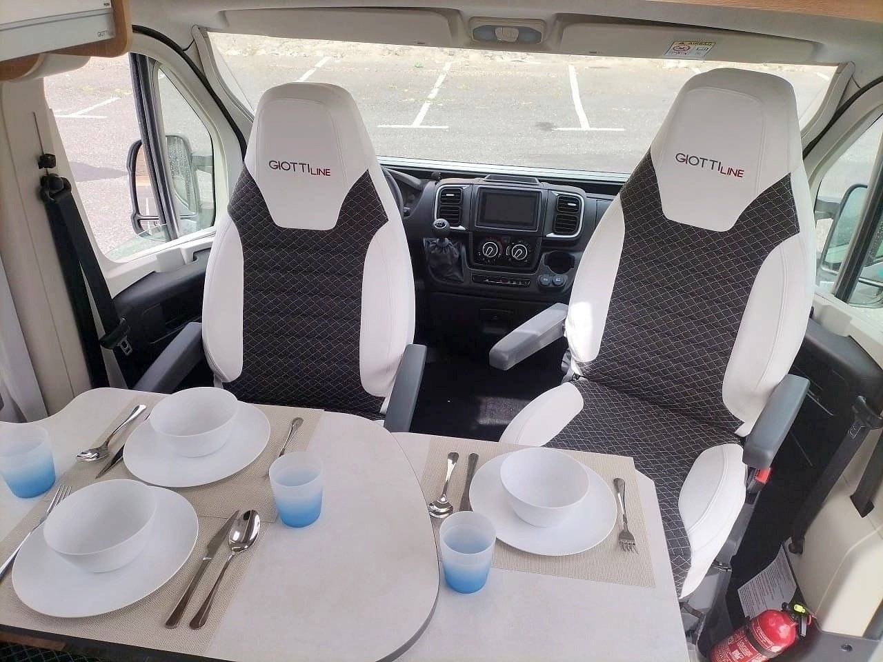 Dining Area Peugeot Peugeot boxer - Yescapa