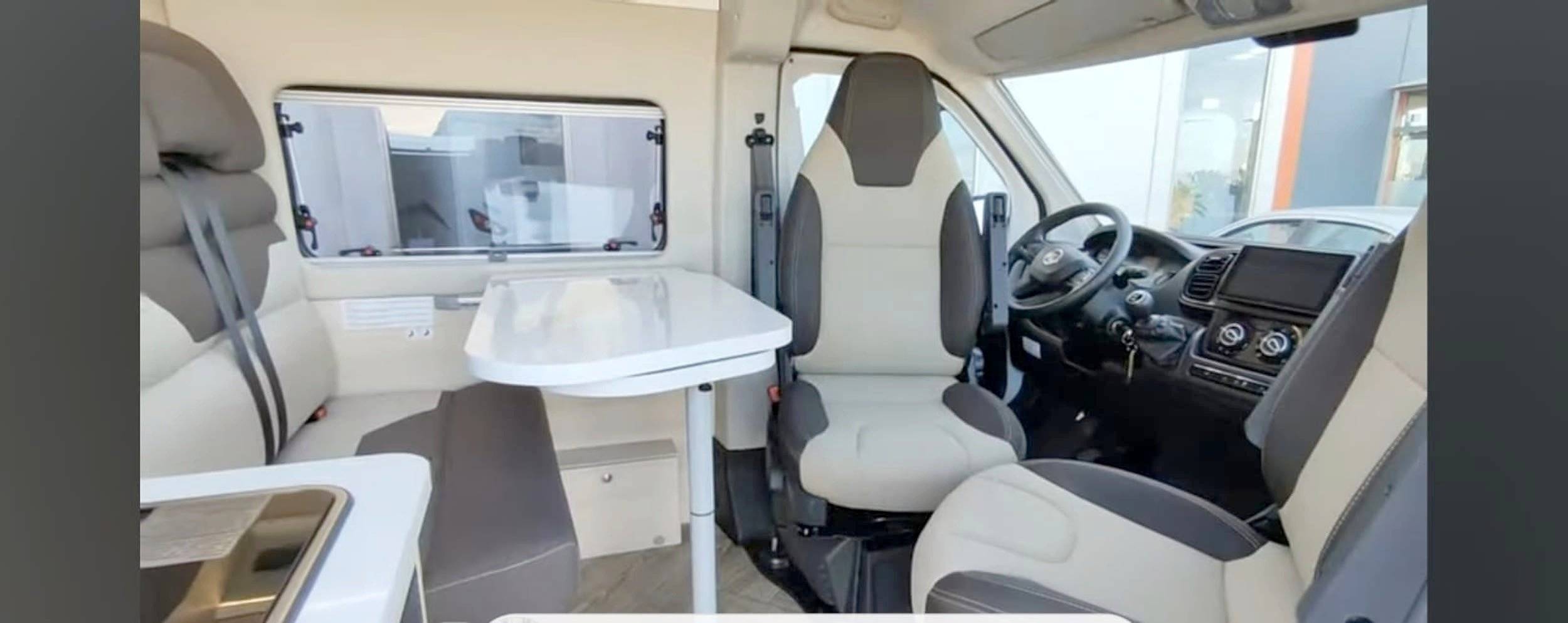 Dining Area Citroën Jumper - Yescapa