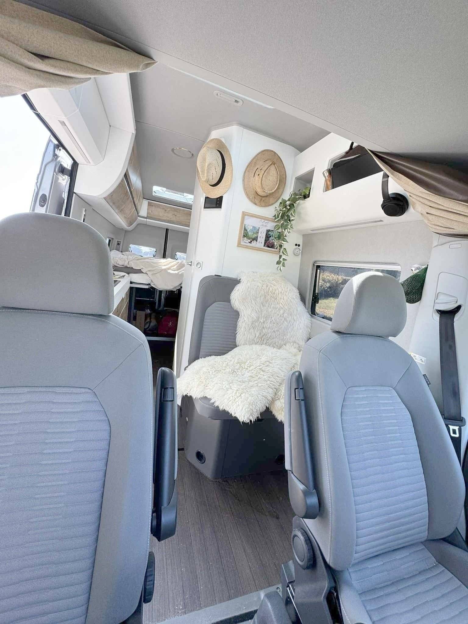 Dining Area Volkswagen Grand California 680 - Yescapa