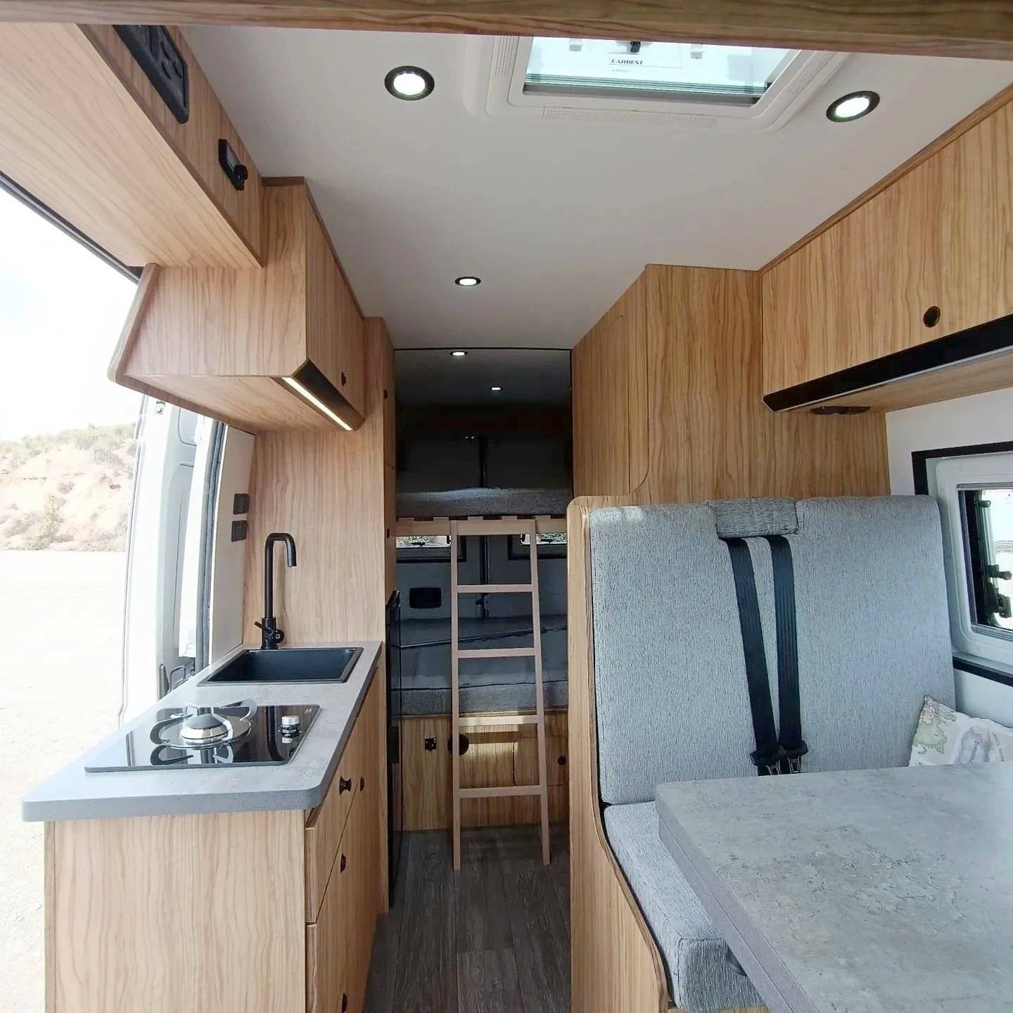 Dining Area Peugeot BOXER L3H2 - Yescapa