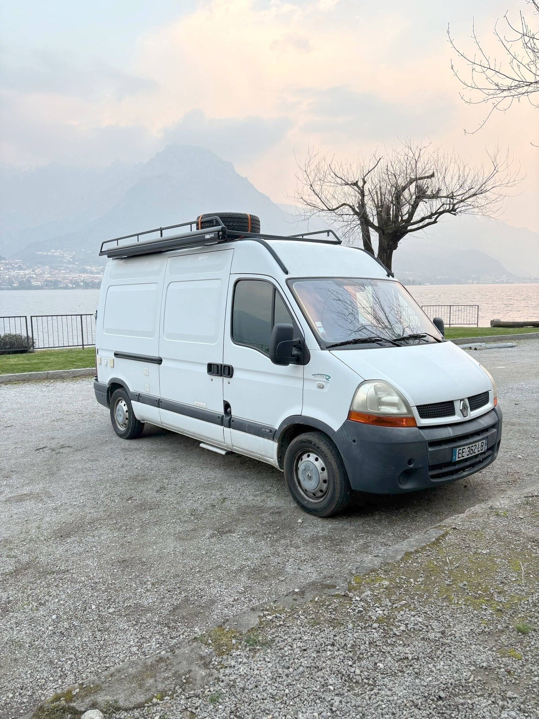 Vista del vehículo ángulo delantero Renault Master 2,5 l dCi 120 ch. - Yescapa