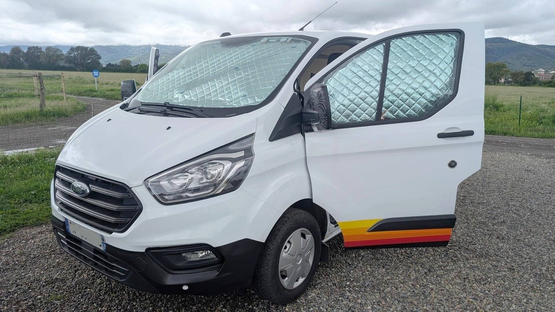 Vista frontale a ¾ Ford ford transit - Yescapa