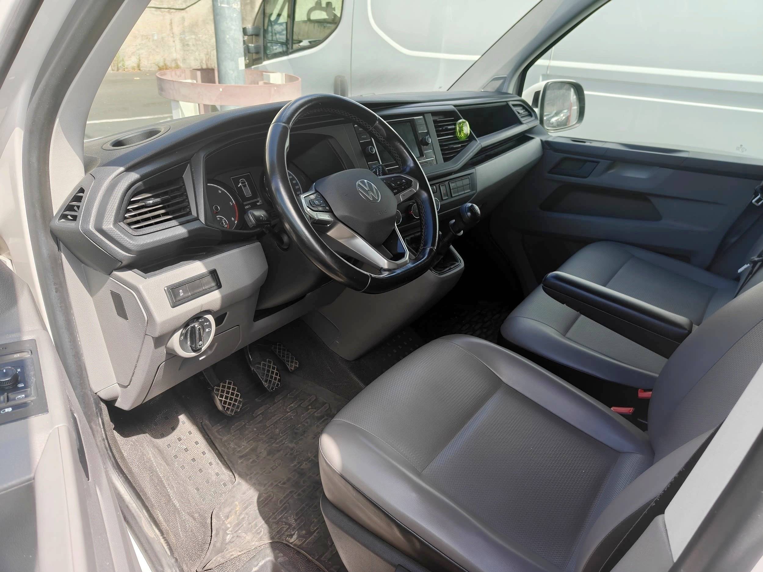 Dining Area Volkswagen Transporter T6.1  2,0 l 110ch - Yescapa