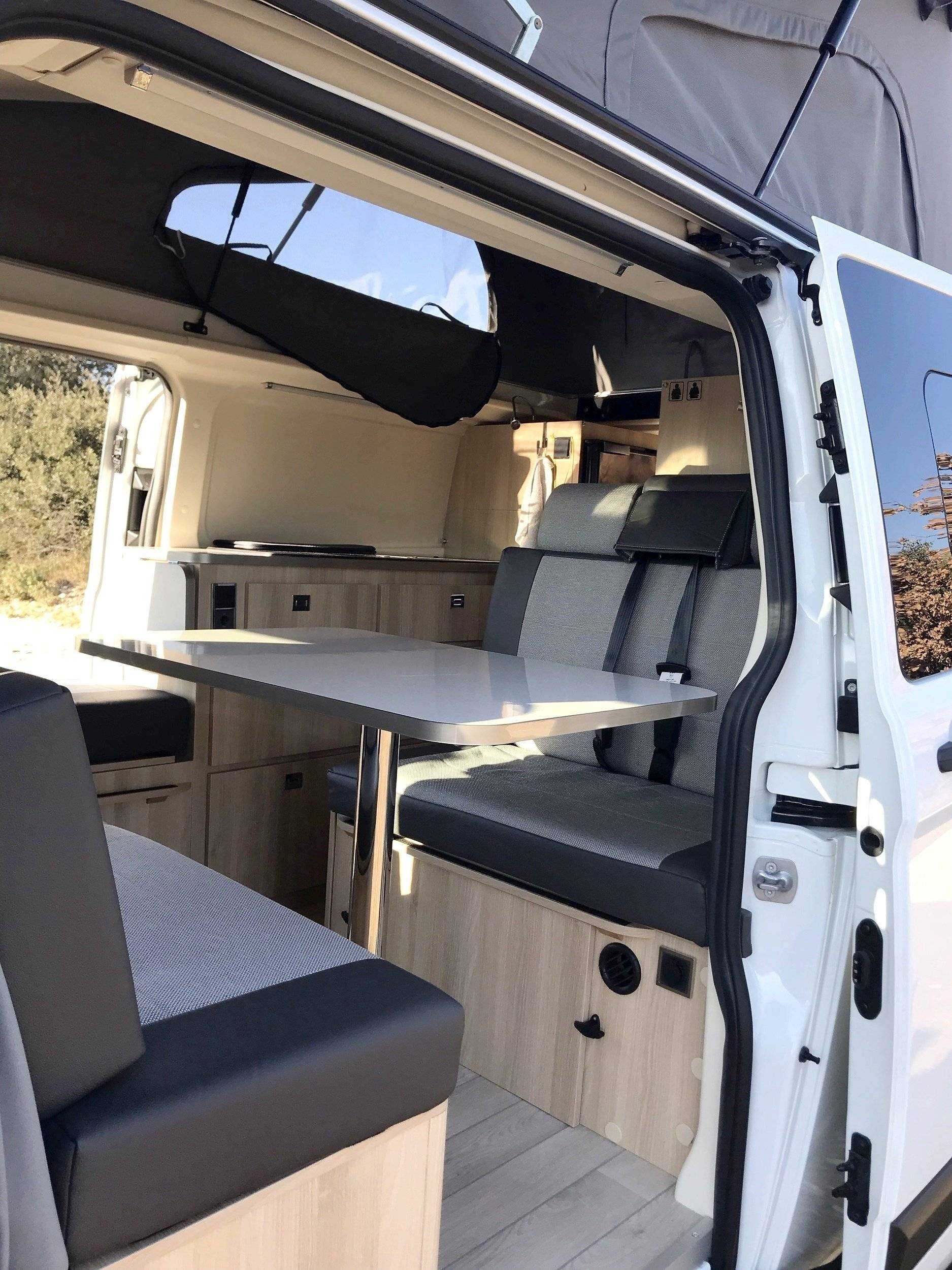 Dining Area Ford Transit 2,0 l 130 ch - Yescapa