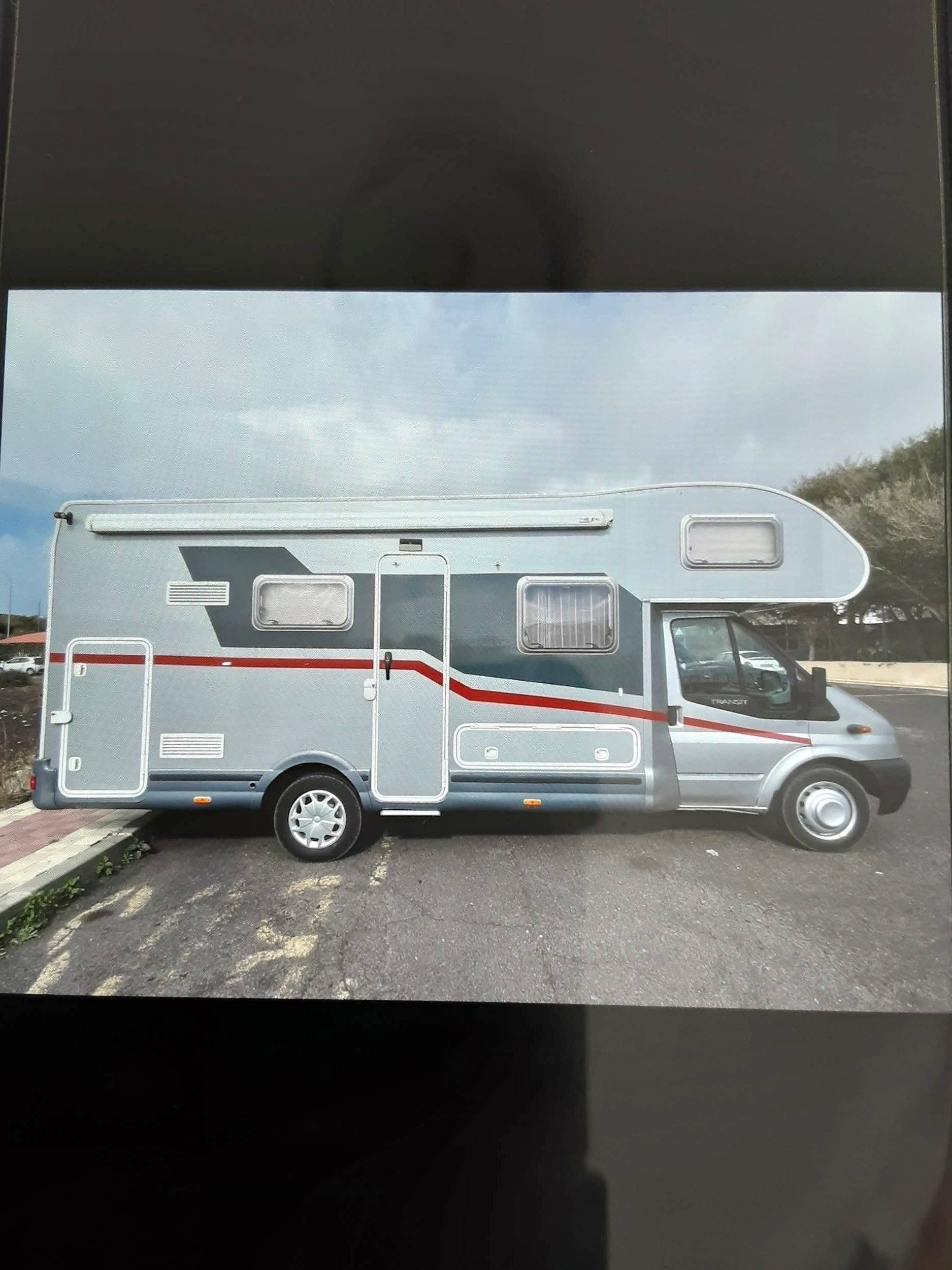 Vista del vehicle angle davanter Ford Transit 2,4 l TDCi 140 ch. - Yescapa