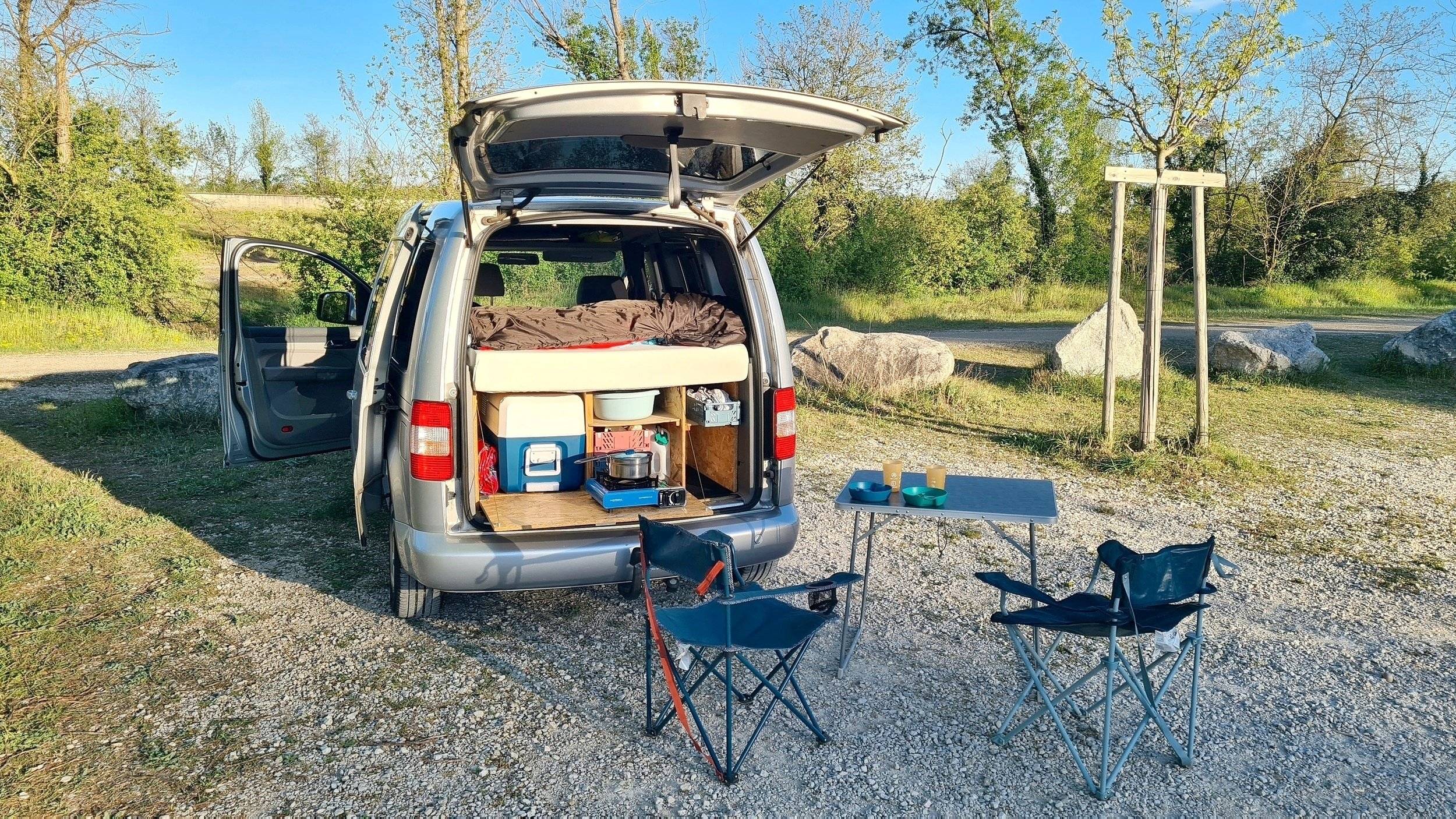 schräge Vorderansicht Volkswagen Caddy 1.9 105 cv - Yescapa