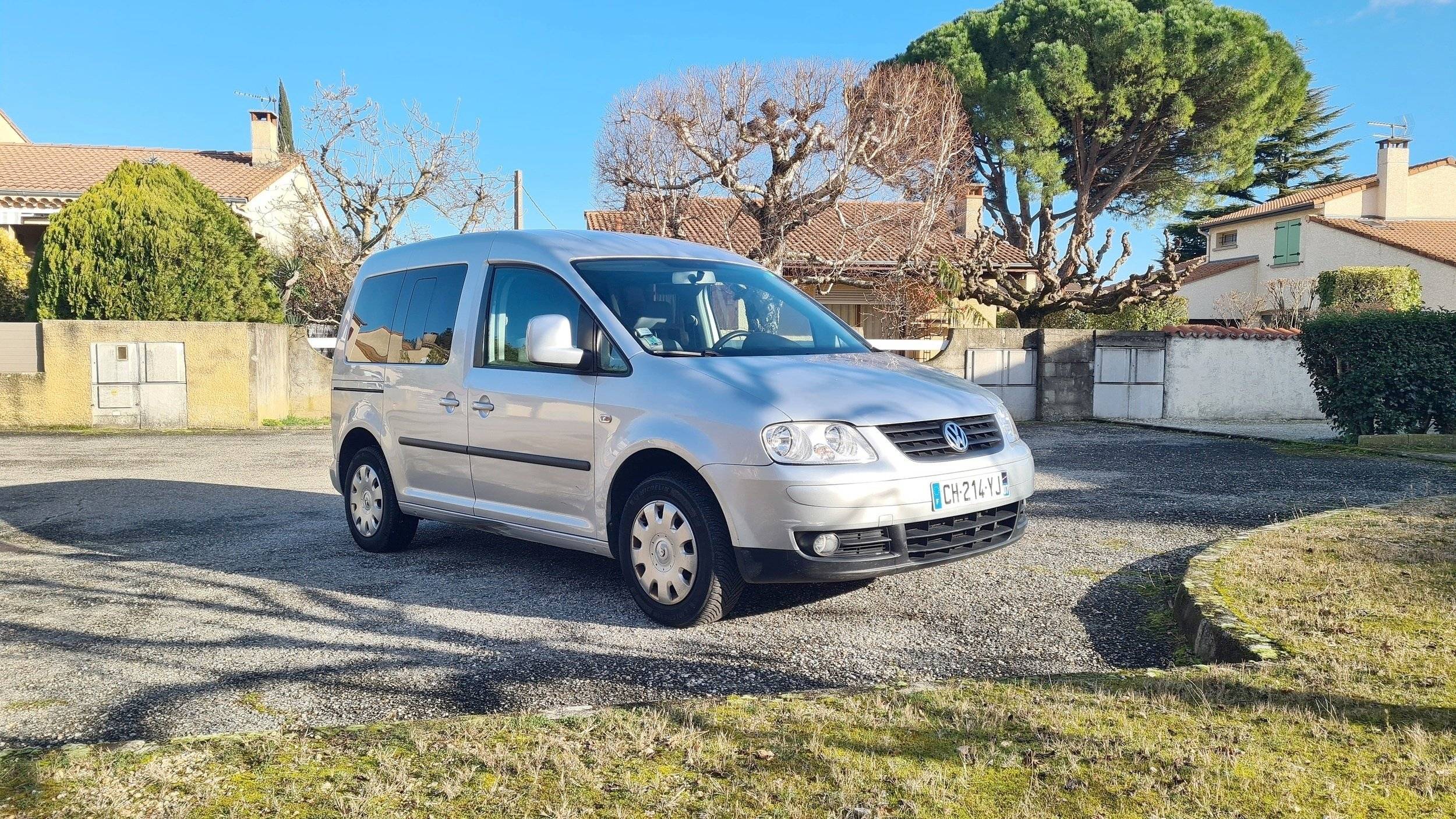 Vue avant de 3/4 Volkswagen Caddy 1.9 105 cv - Yescapa
