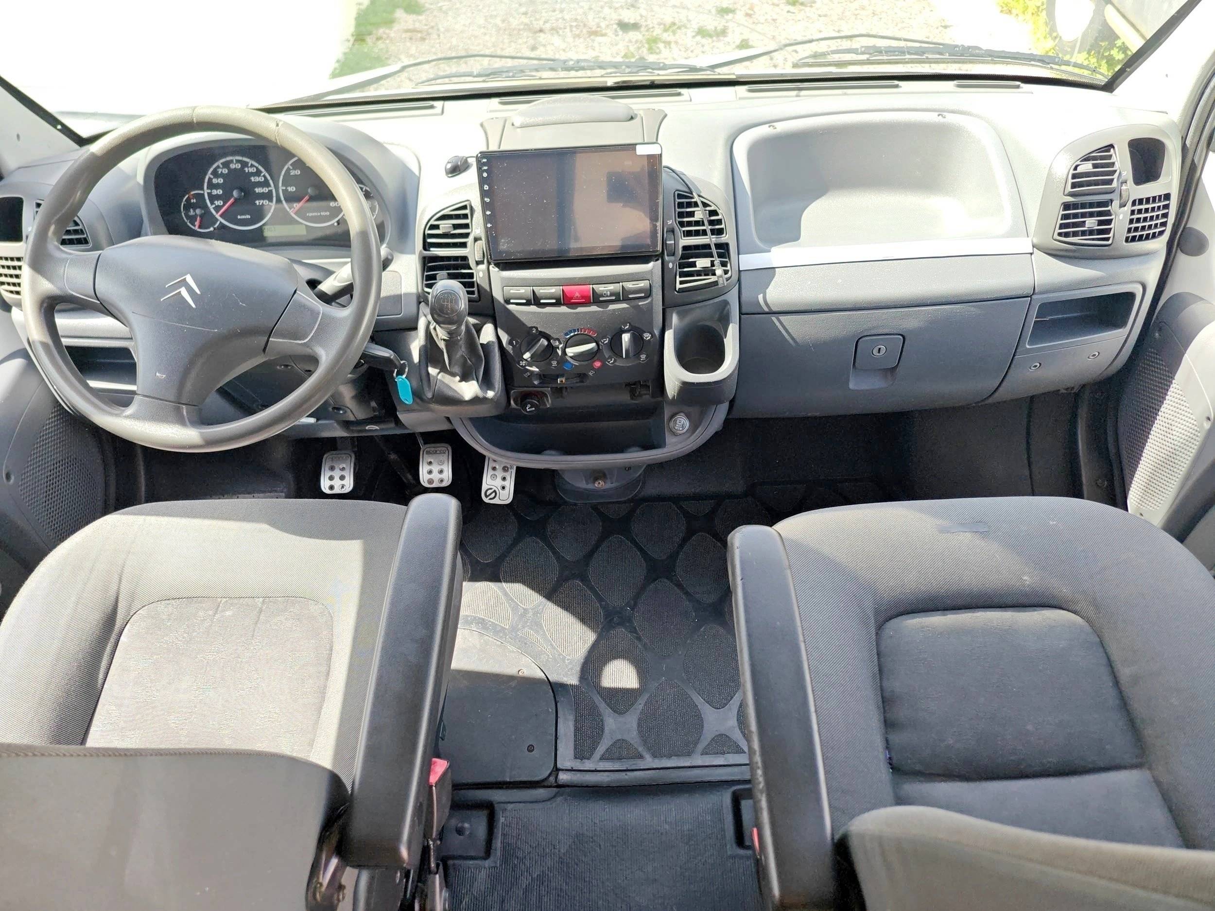 Driver's compartment Citroën 2,0 l 115 ch - Yescapa