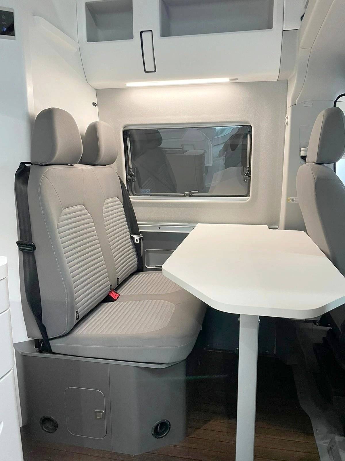 Dining Area Volkswagen Grand California 600 - Yescapa