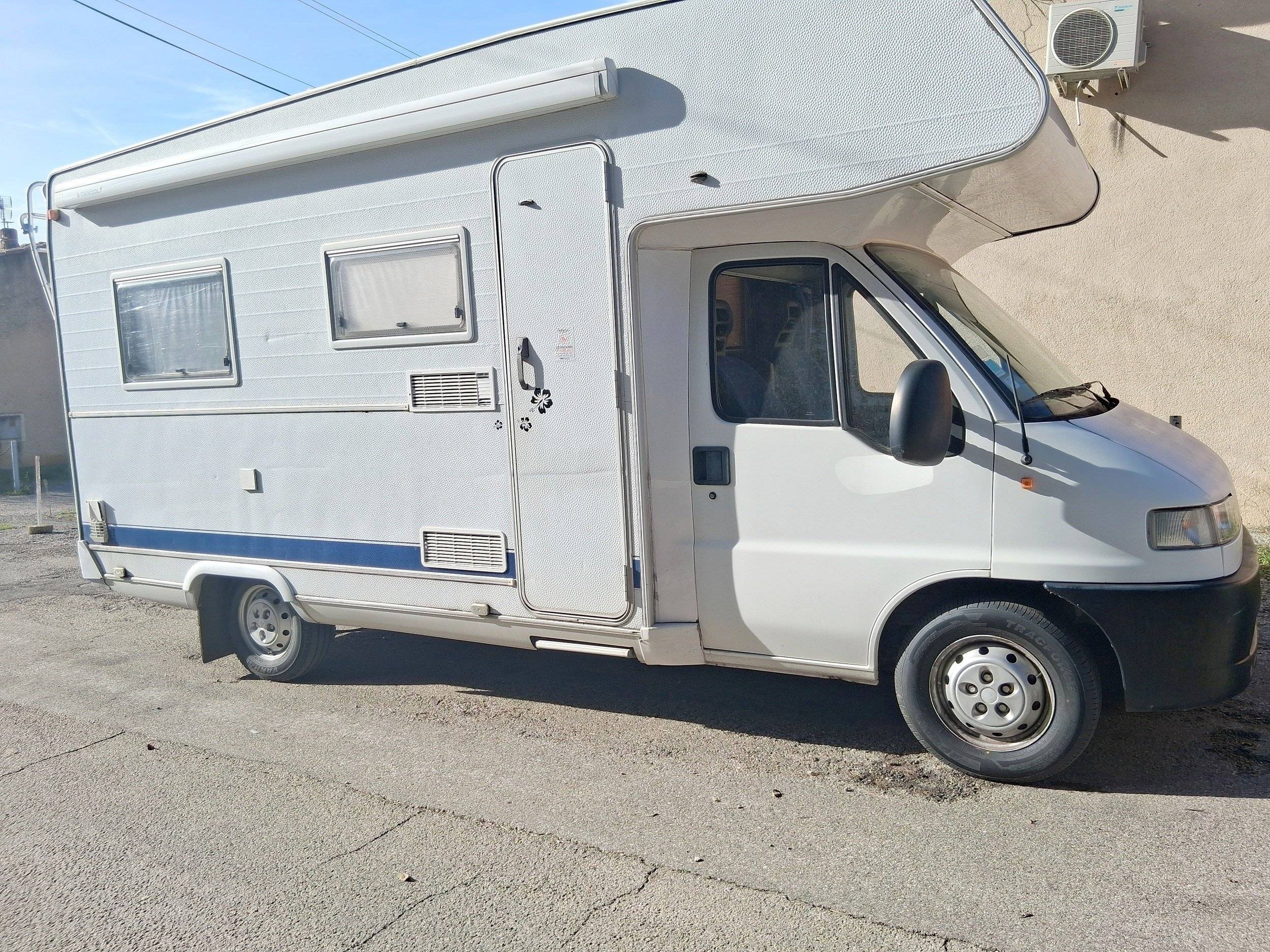 schräge Vorderansicht  - Yescapa