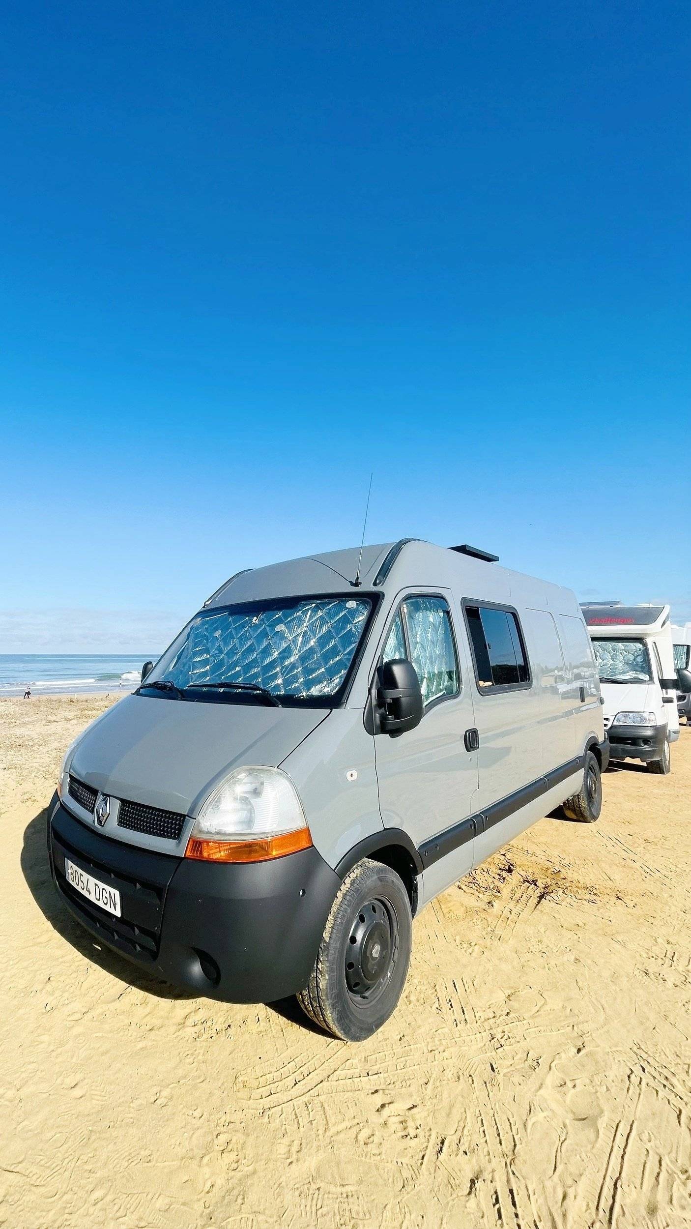 Vista de 3/4 Renault Master 2,3 l 150 ch - Yescapa