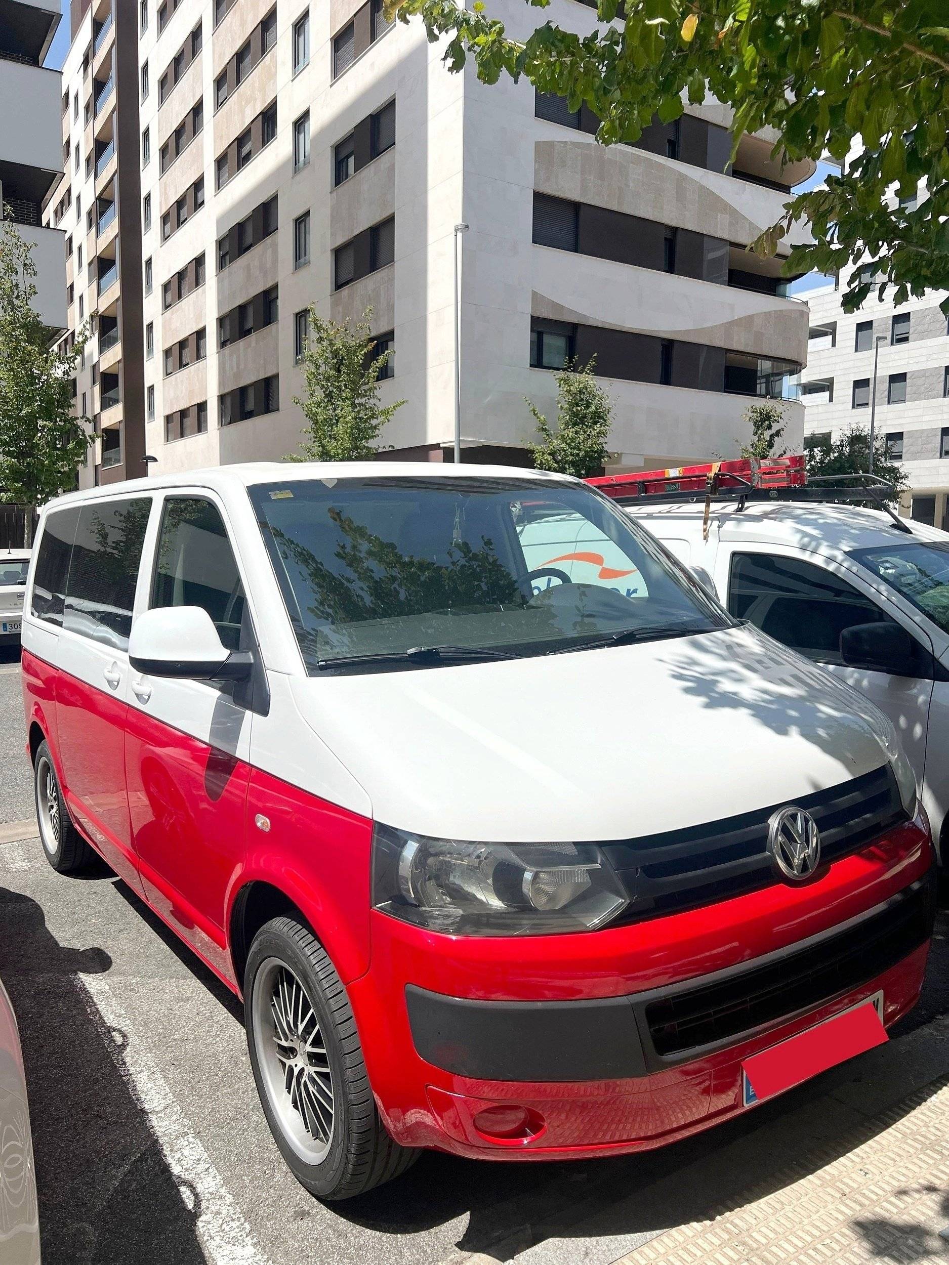 Front view from 3/4 Volkswagen Transporter 2,0L 102 ch - Yescapa