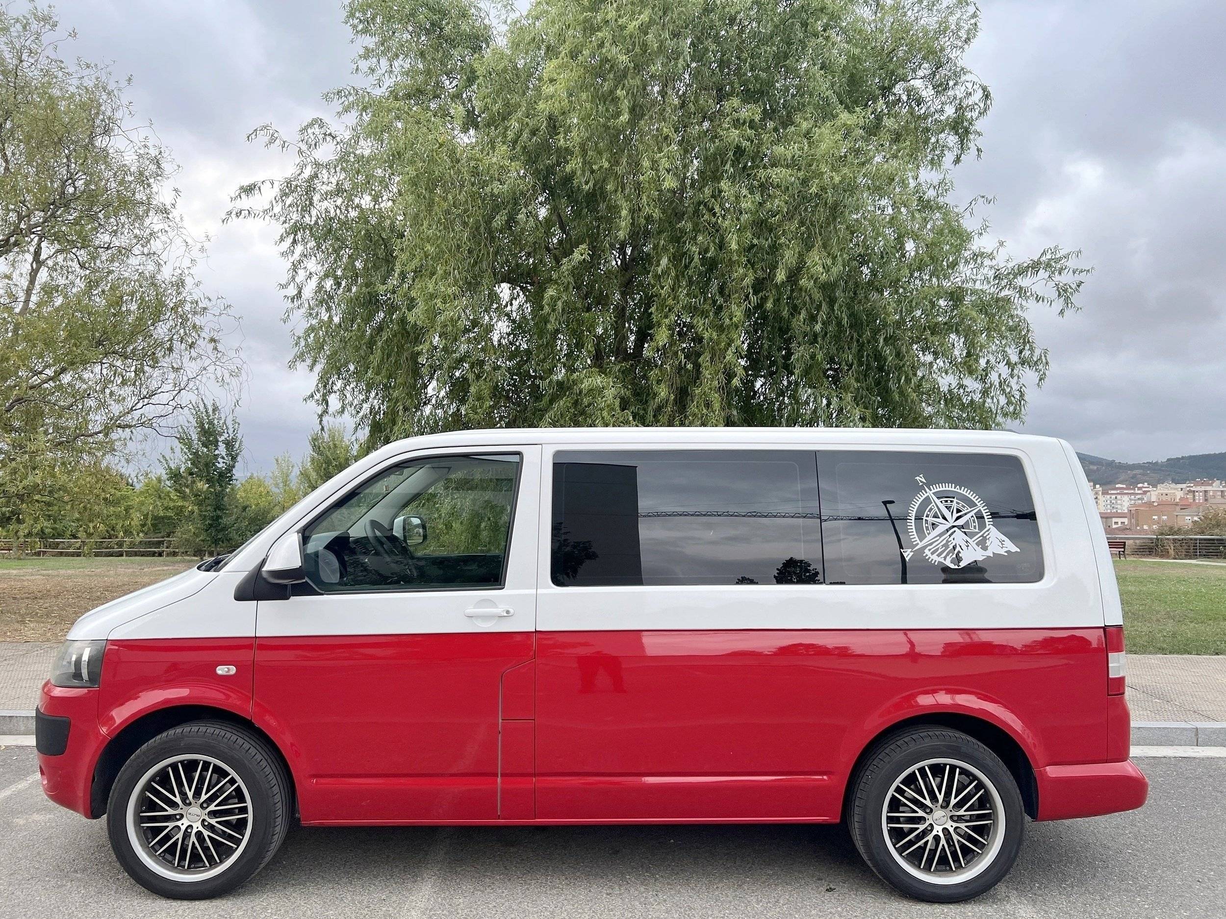 schräge Vorderansicht Volkswagen Transporter 2,0L 102 ch - Yescapa