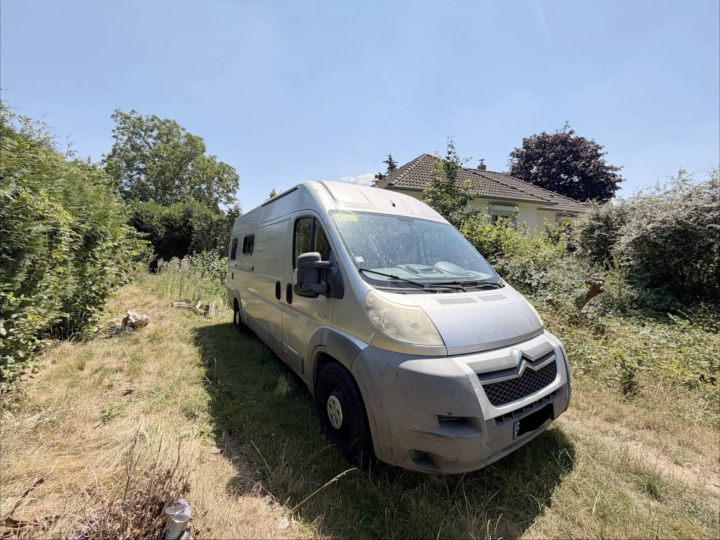 Front view from 3/4 Citroën Jumper 3,0 l 177 ch - Yescapa