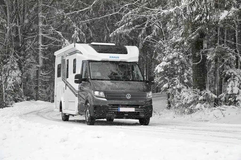 Vue avant de 3/4 Volkswagen VAN TI Plus 650 MEG Platinum VW 4x4 - Yescapa