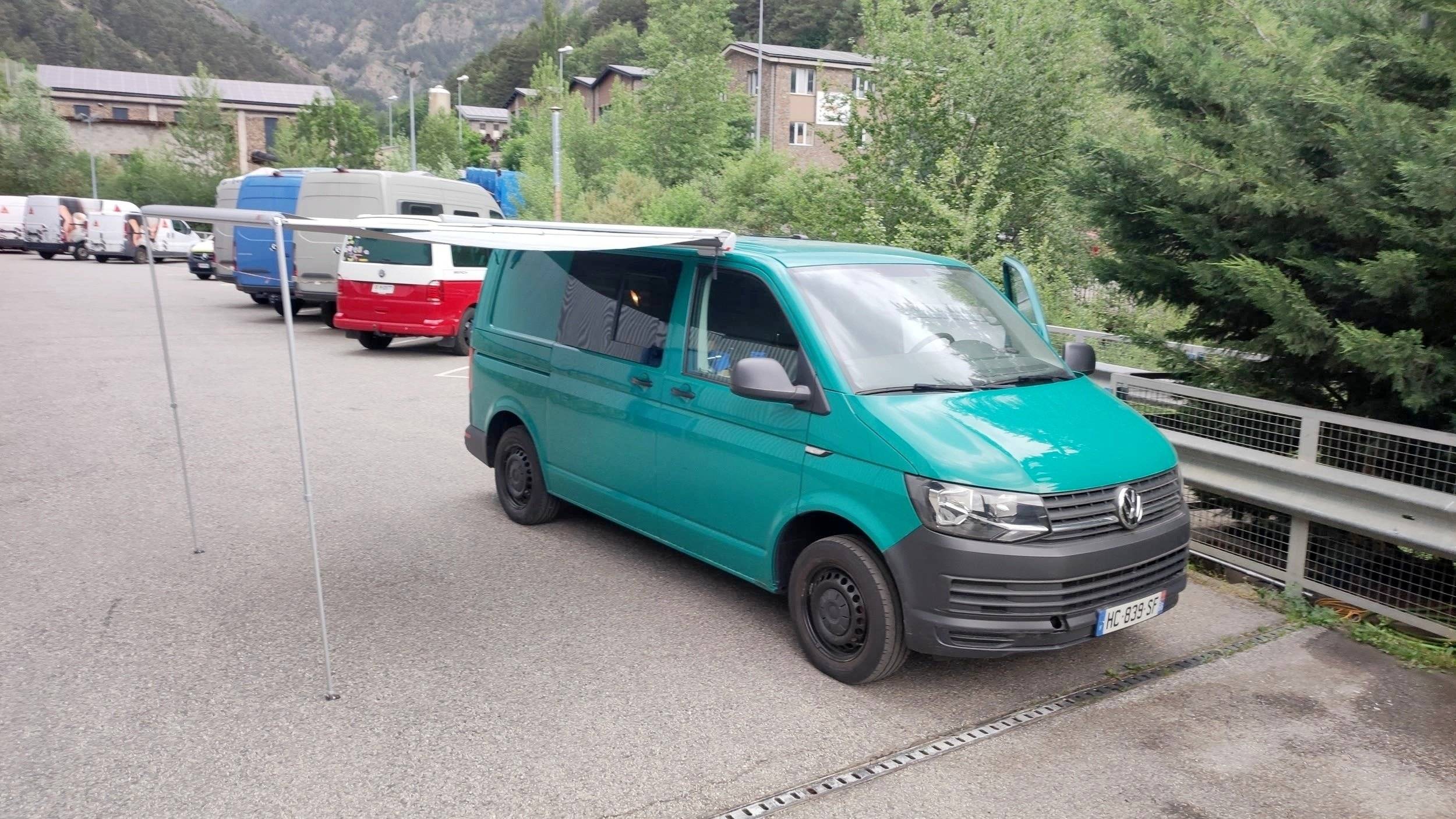 Front view from 3/4 Volkswagen Volkswagen T6 California - Yescapa