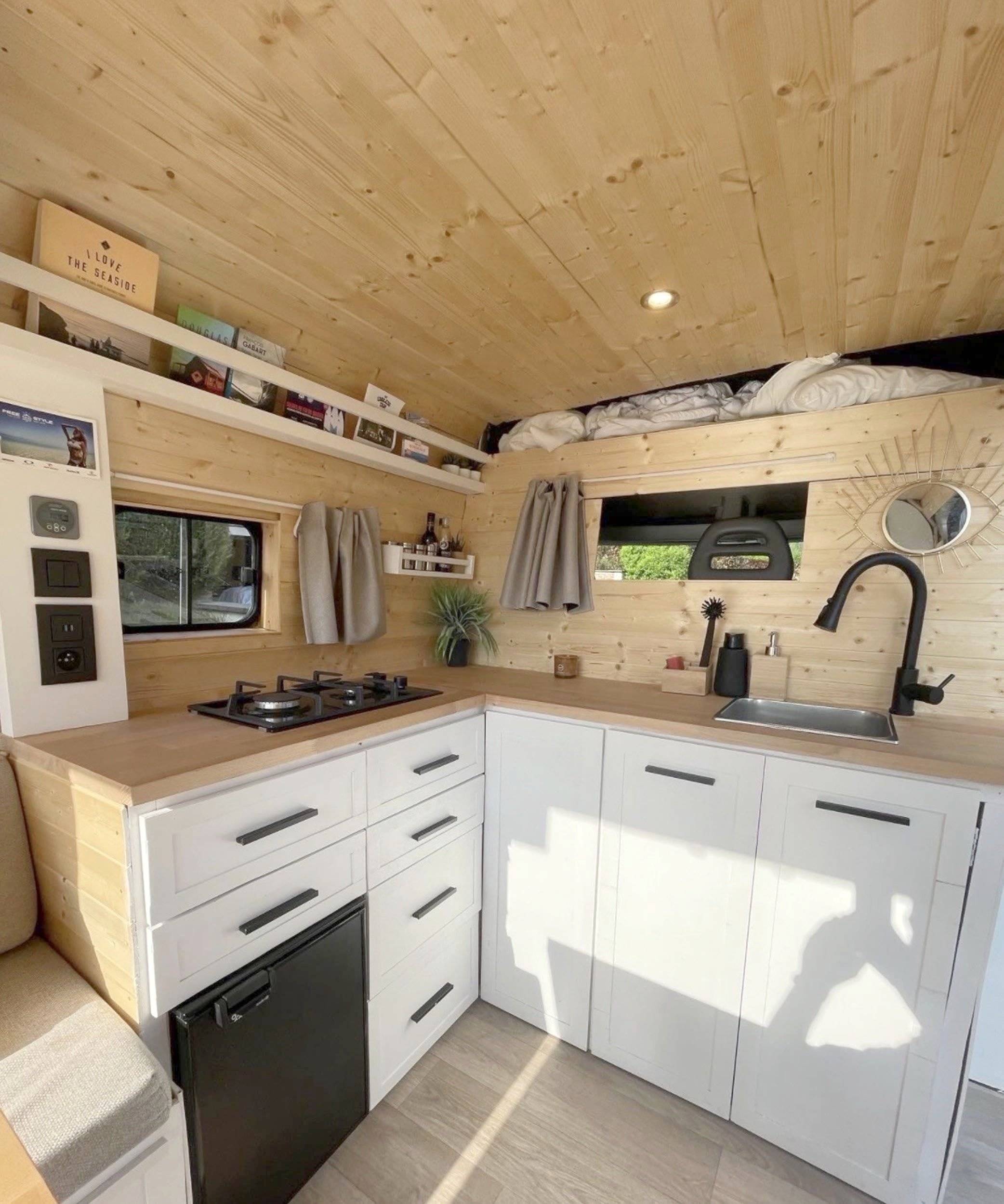 Dining Area Peugeot Boxer - Yescapa