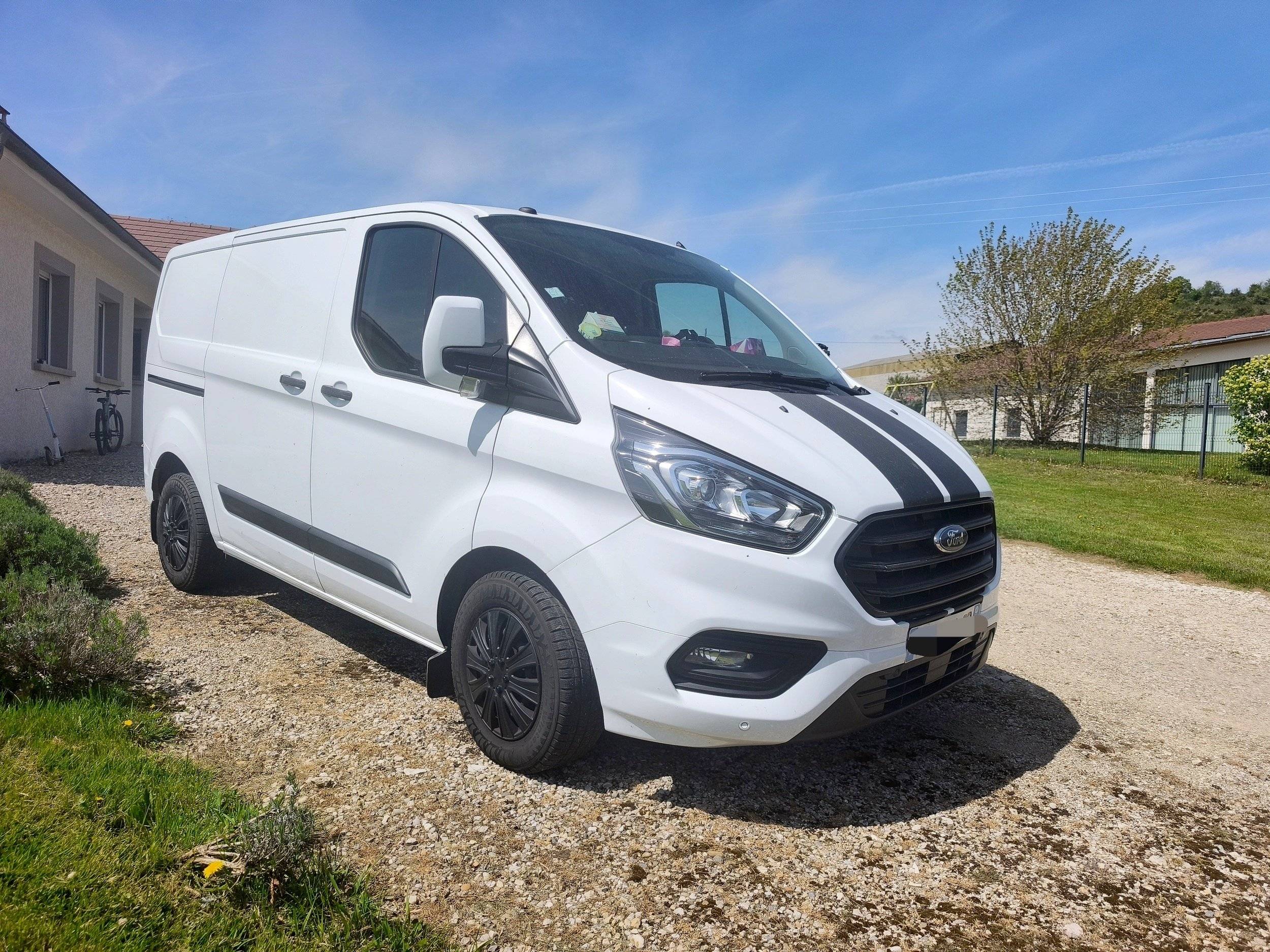 Vista de 3/4 Ford Custom 170 ch - Yescapa