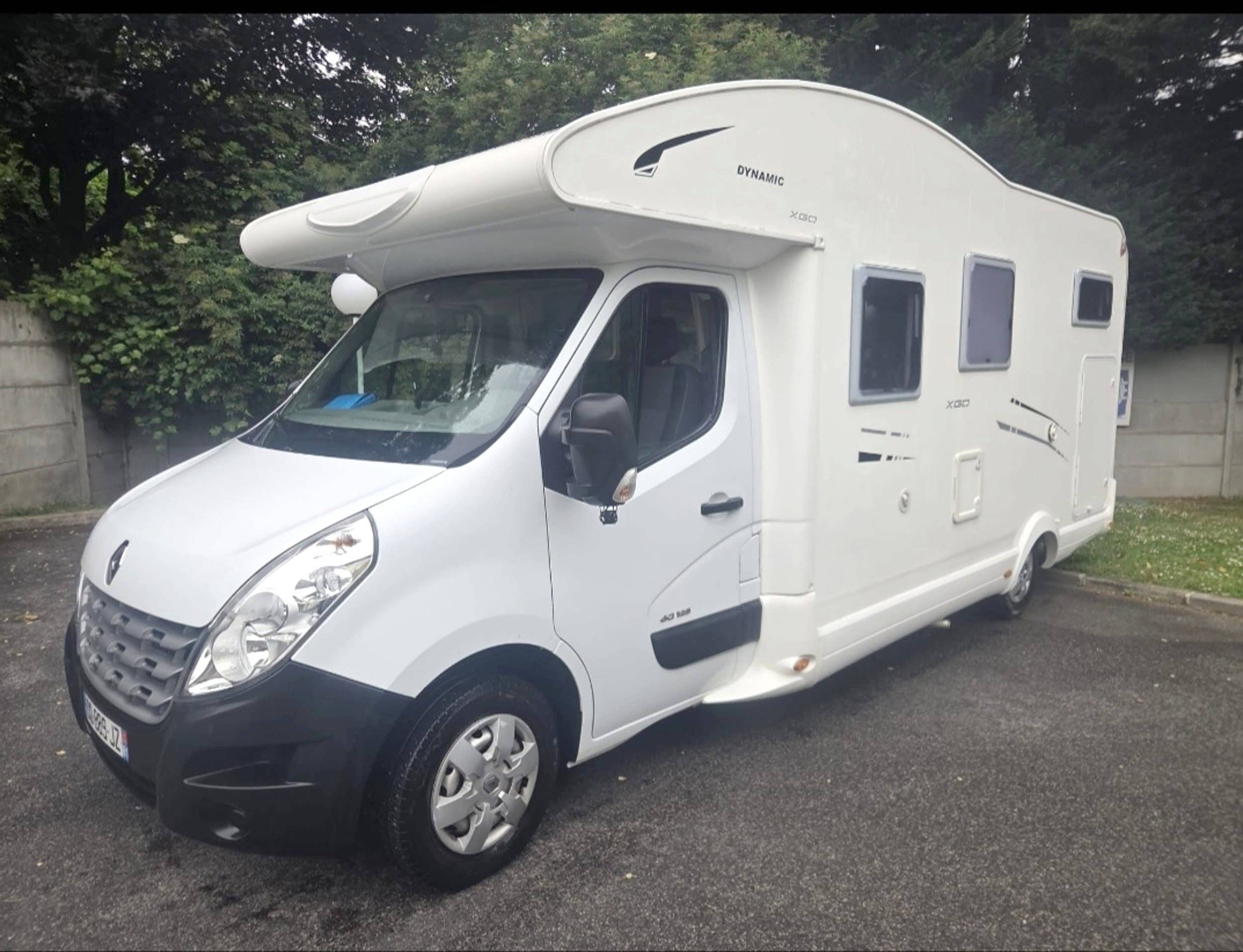schräge Vorderansicht Renault Master 2,3 l 135 ch - Yescapa