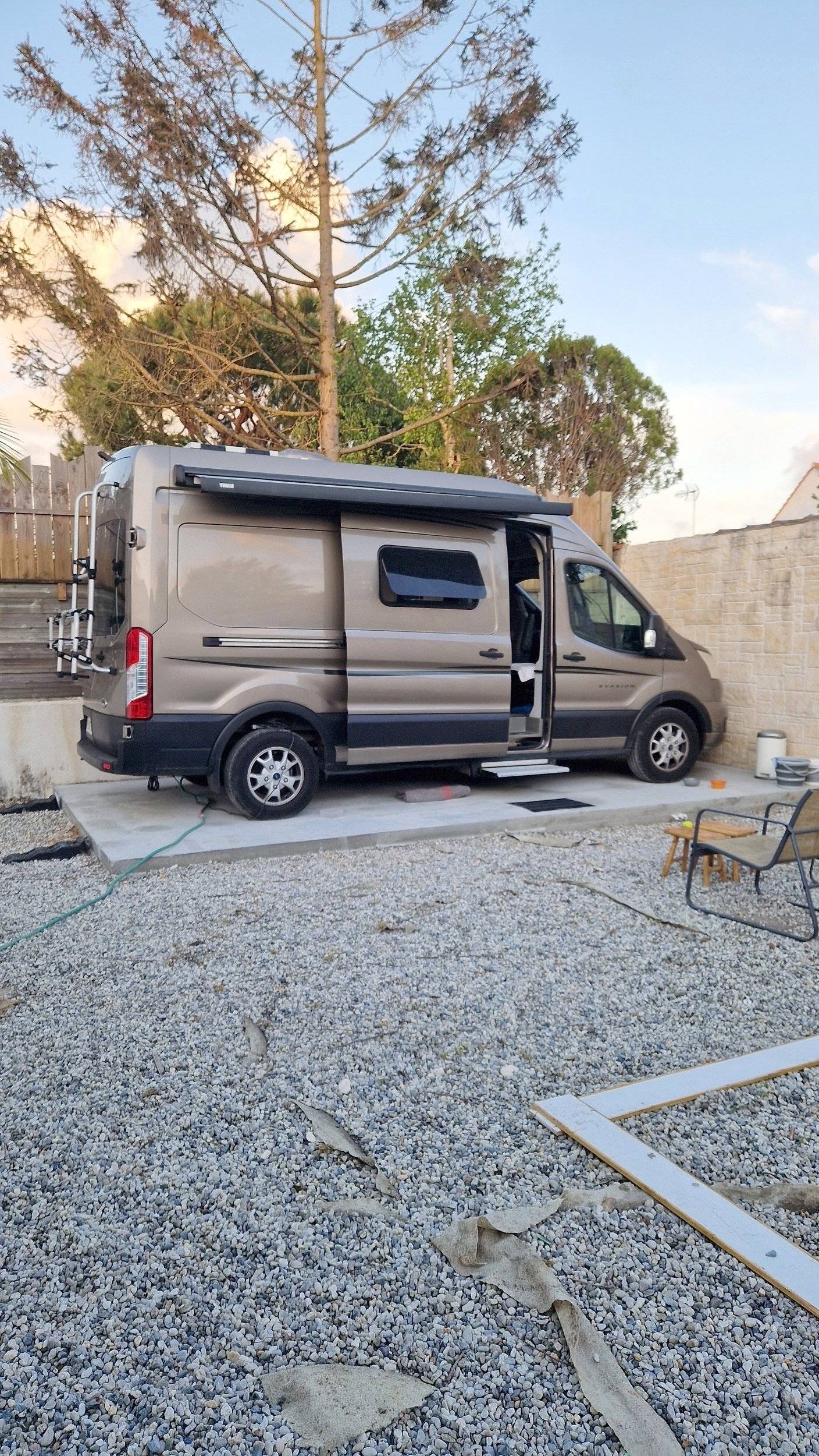 schräge Vorderansicht Ford - Yescapa