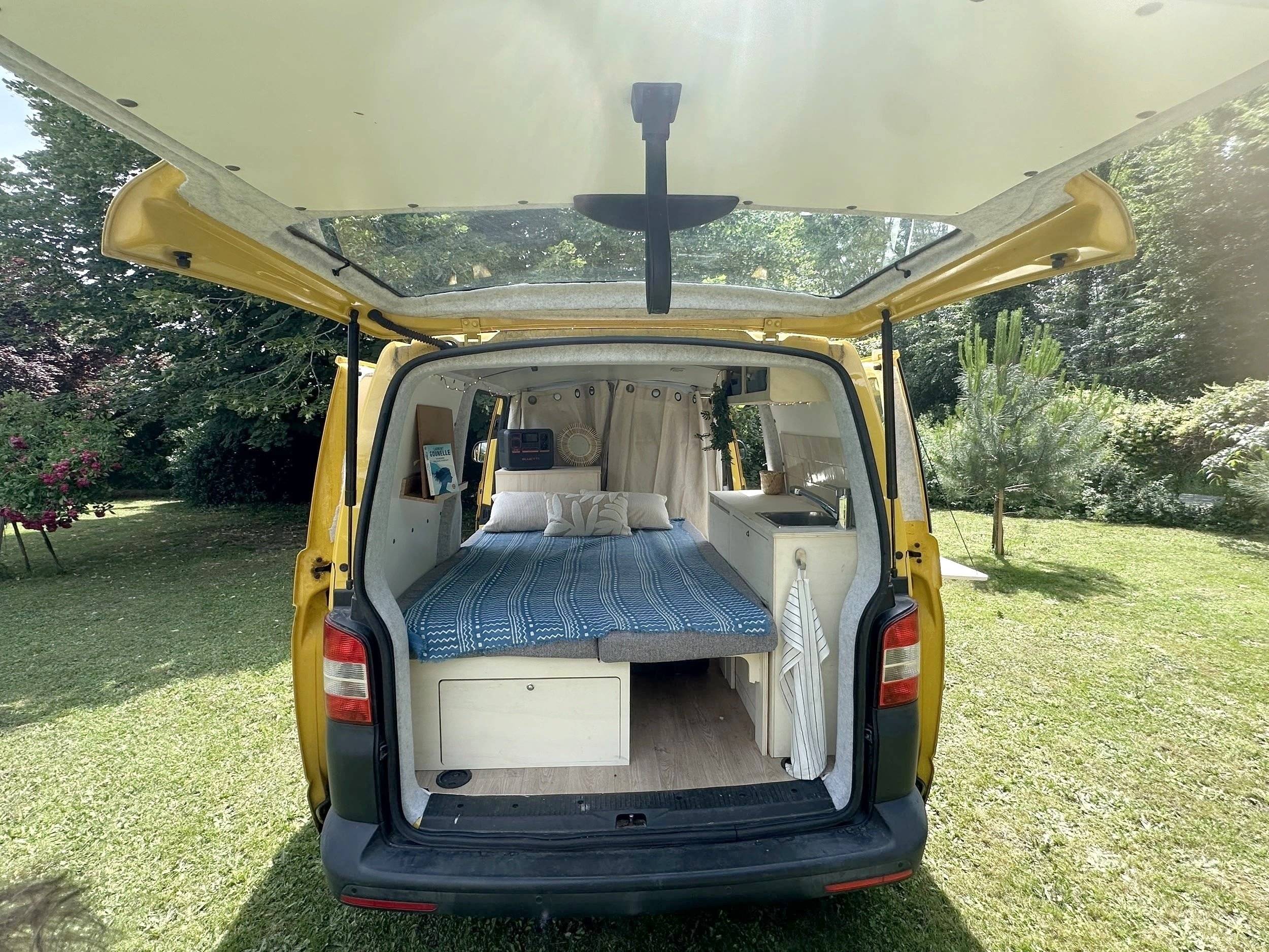 Schlafplätze Volkswagen T5 2 l 84 ch - Yescapa