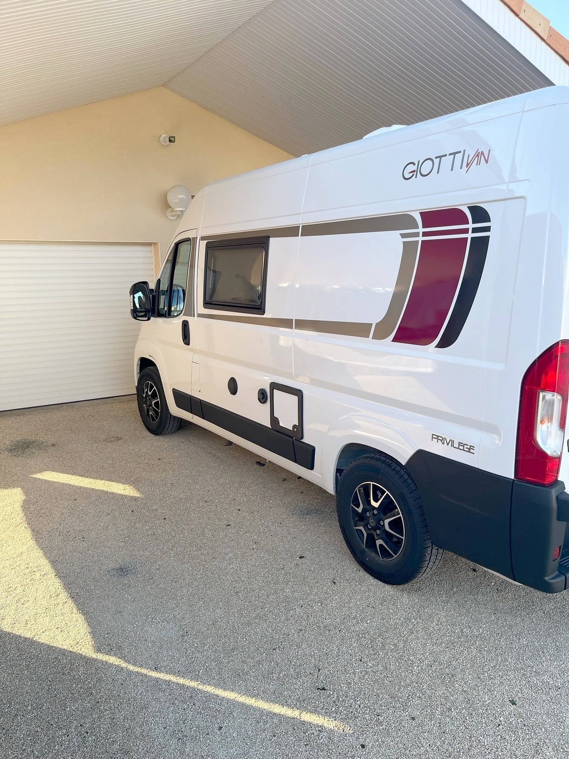 Vista del vehículo ángulo delantero Peugeot Boxer 2,2 l 130 ch - Yescapa