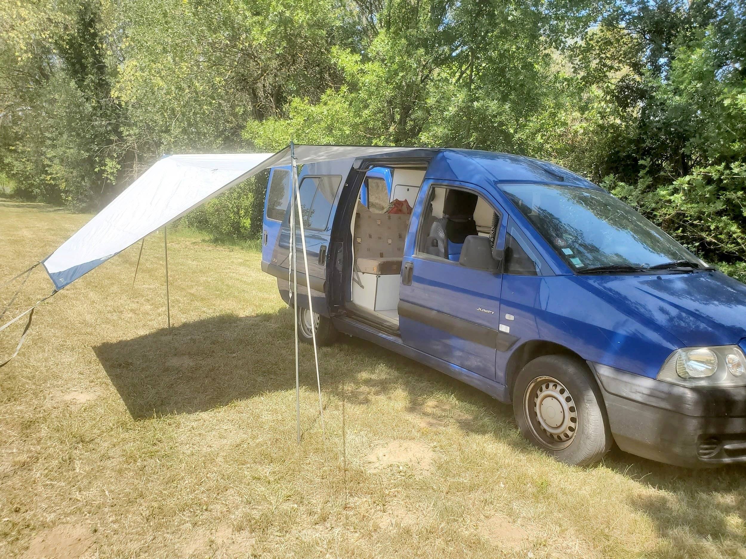 Vista del vehicle angle davanter Citroën Citroën jumpy - Yescapa