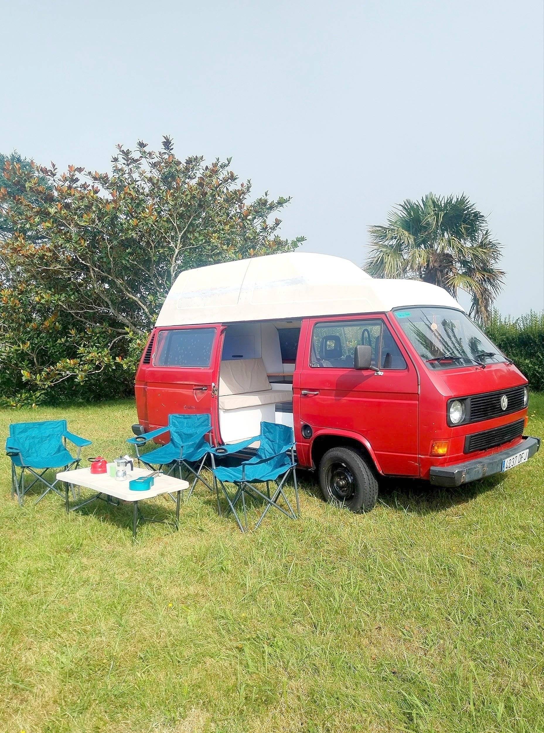 Vista frontale a ¾ Volkswagen Volkswagen Transporter - Yescapa