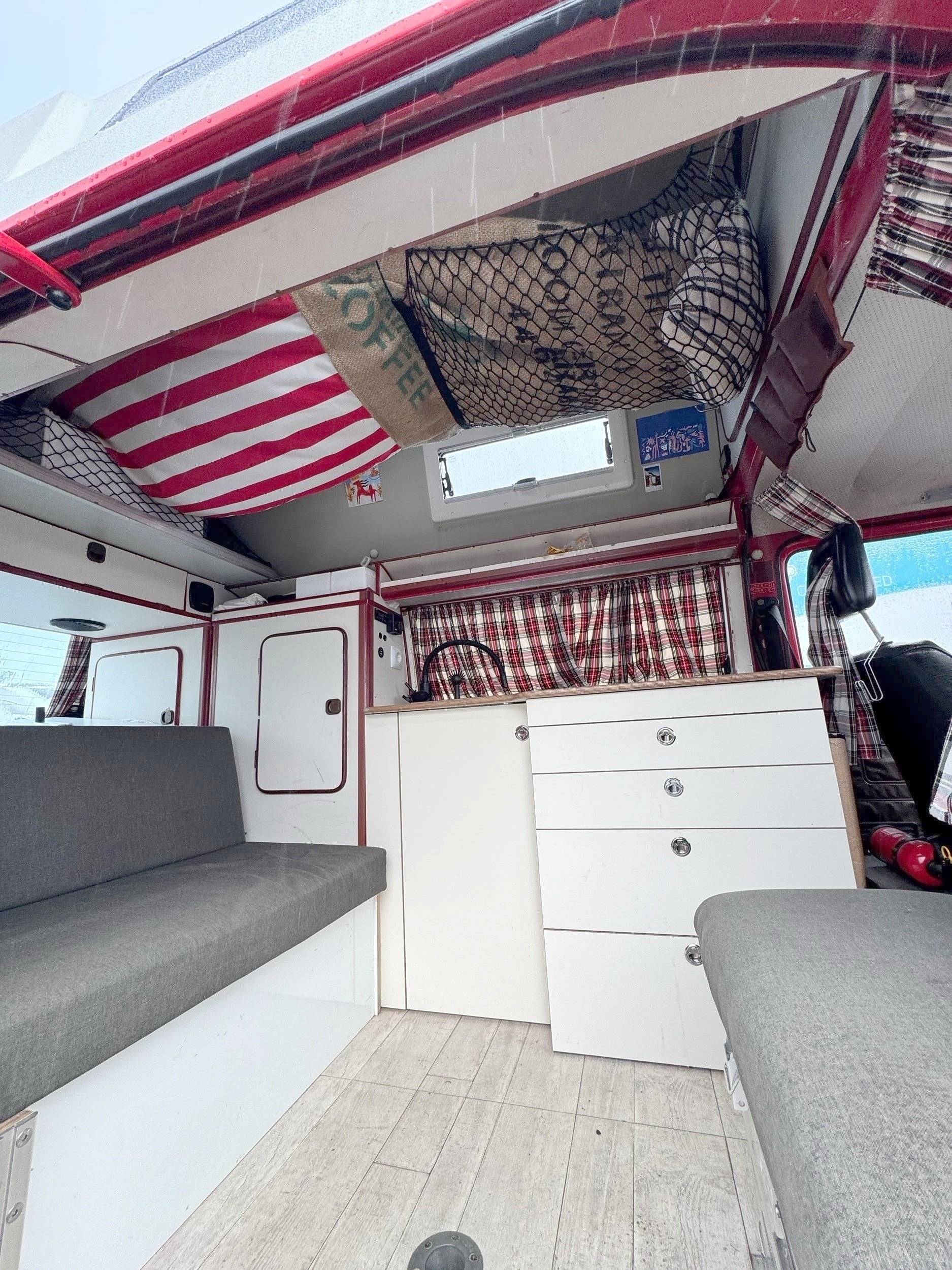 Dining Area Volkswagen T3 - Yescapa
