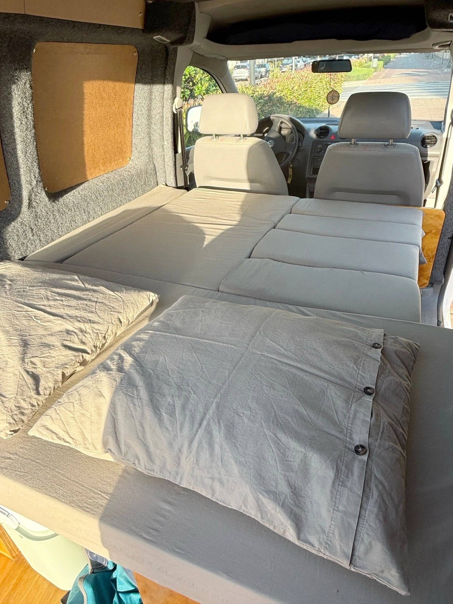 Plazas en cama Volkswagen Caddy 1,6 l 75 ch - Yescapa