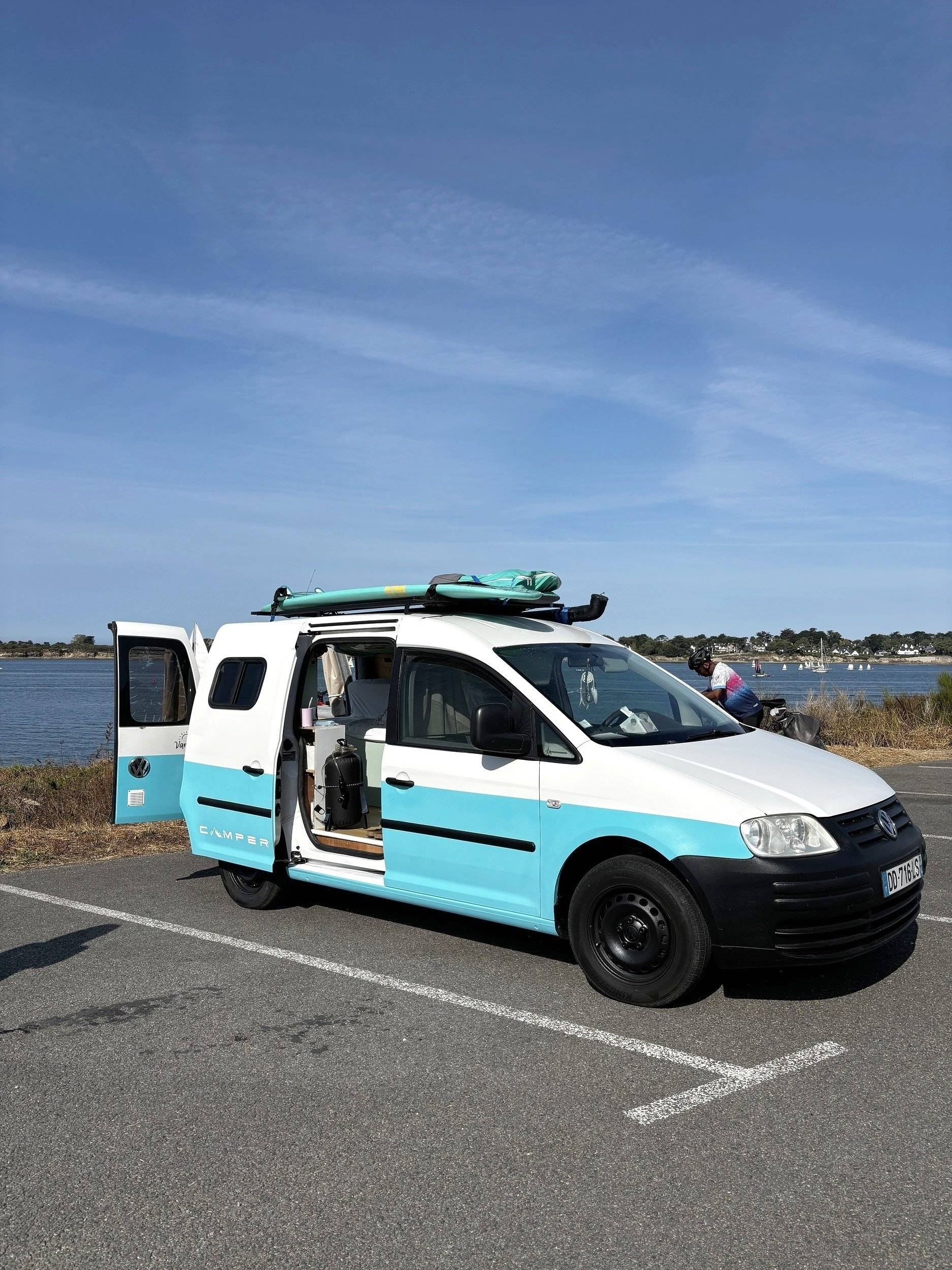 Front view from 3/4 Volkswagen Caddy - Yescapa