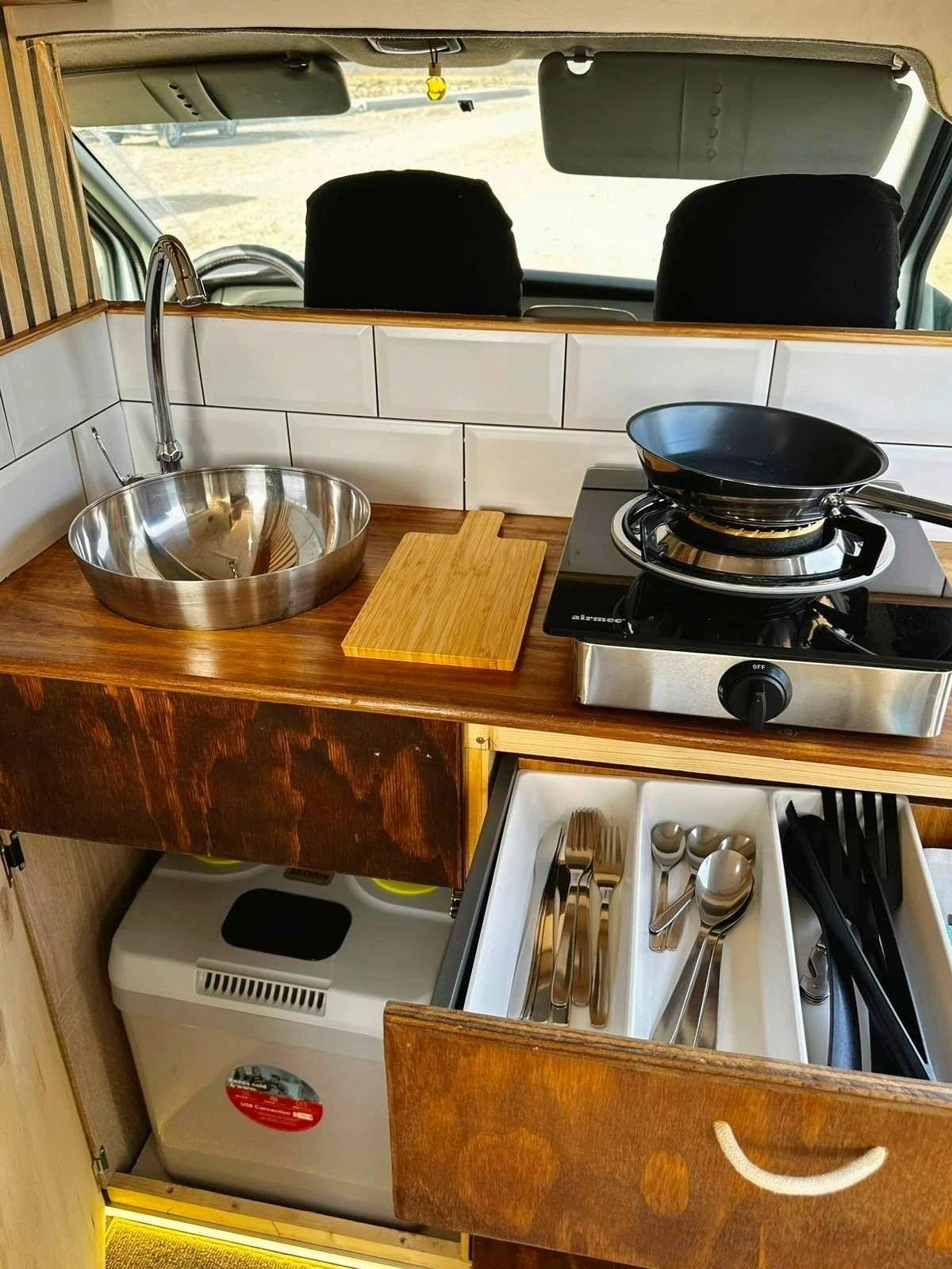 Dining Area Renault Trafic - Yescapa