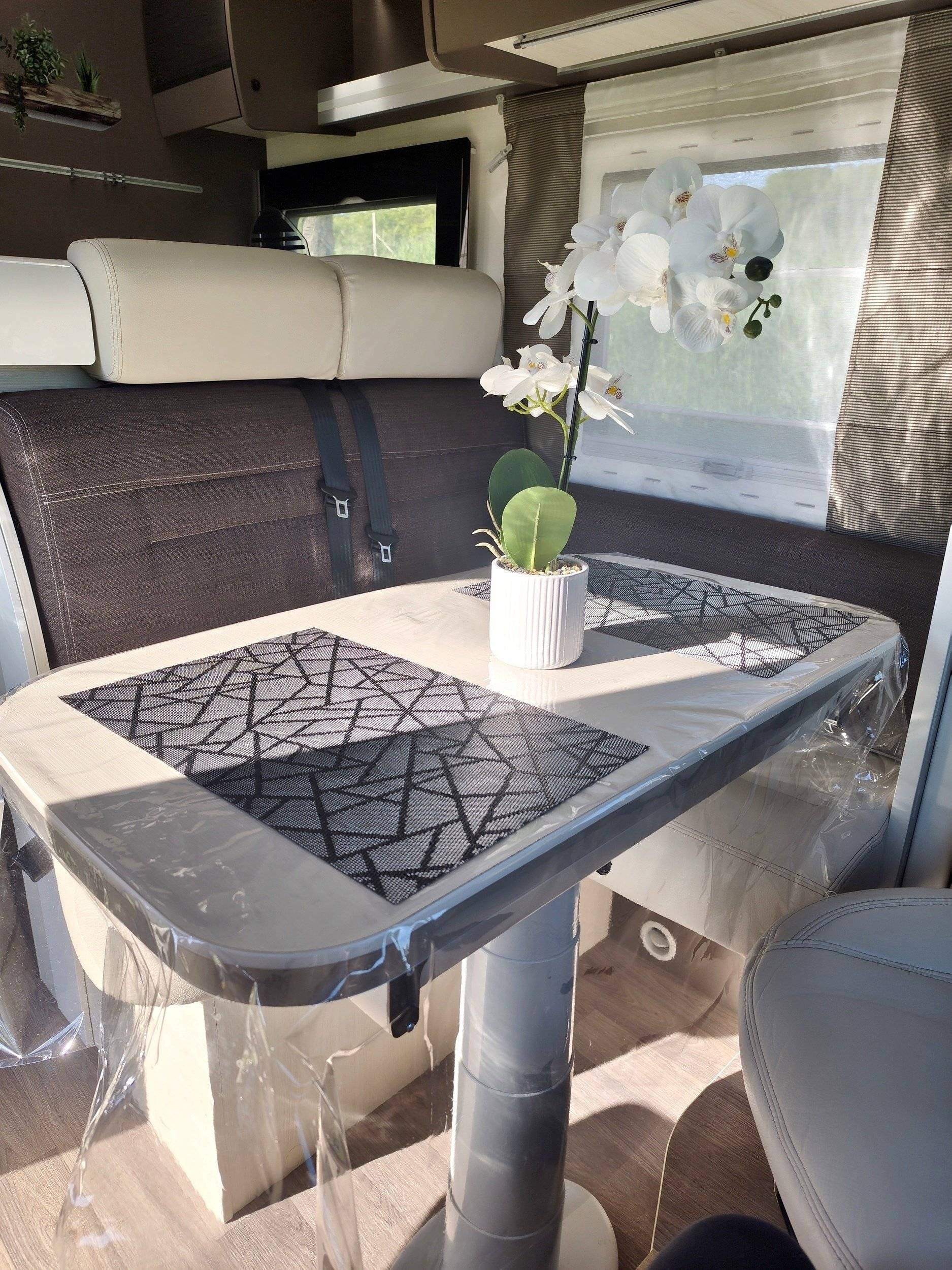Dining Area Fiat 2,3 l 130 ch - Yescapa