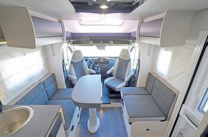 Dining Area Ford Custom 2,0 l 130 ch - Yescapa