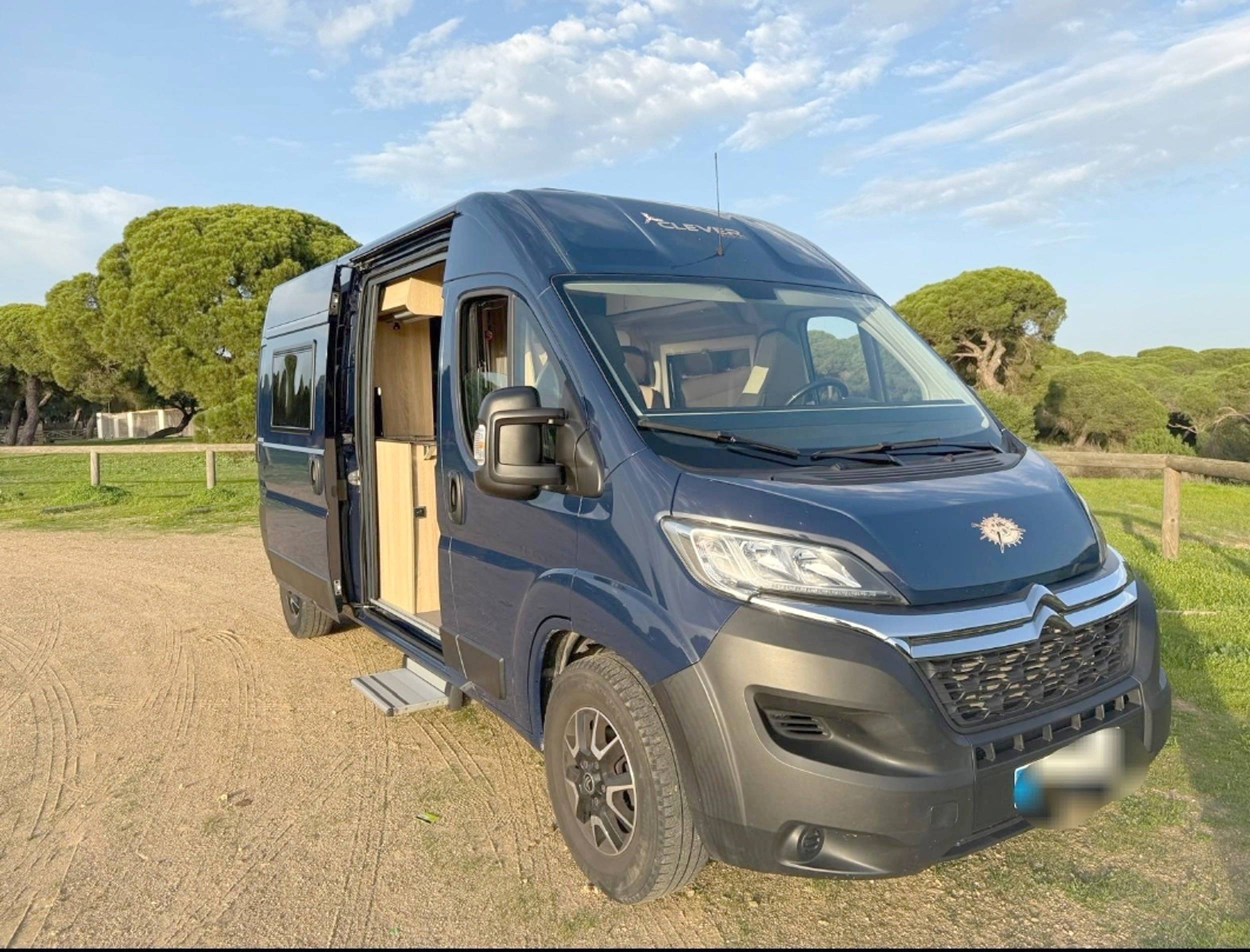 Vue avant de 3/4 Citroën Citroën jumper - Yescapa