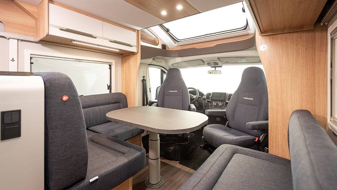 Dining Area Knaus Camper Castle - Yescapa