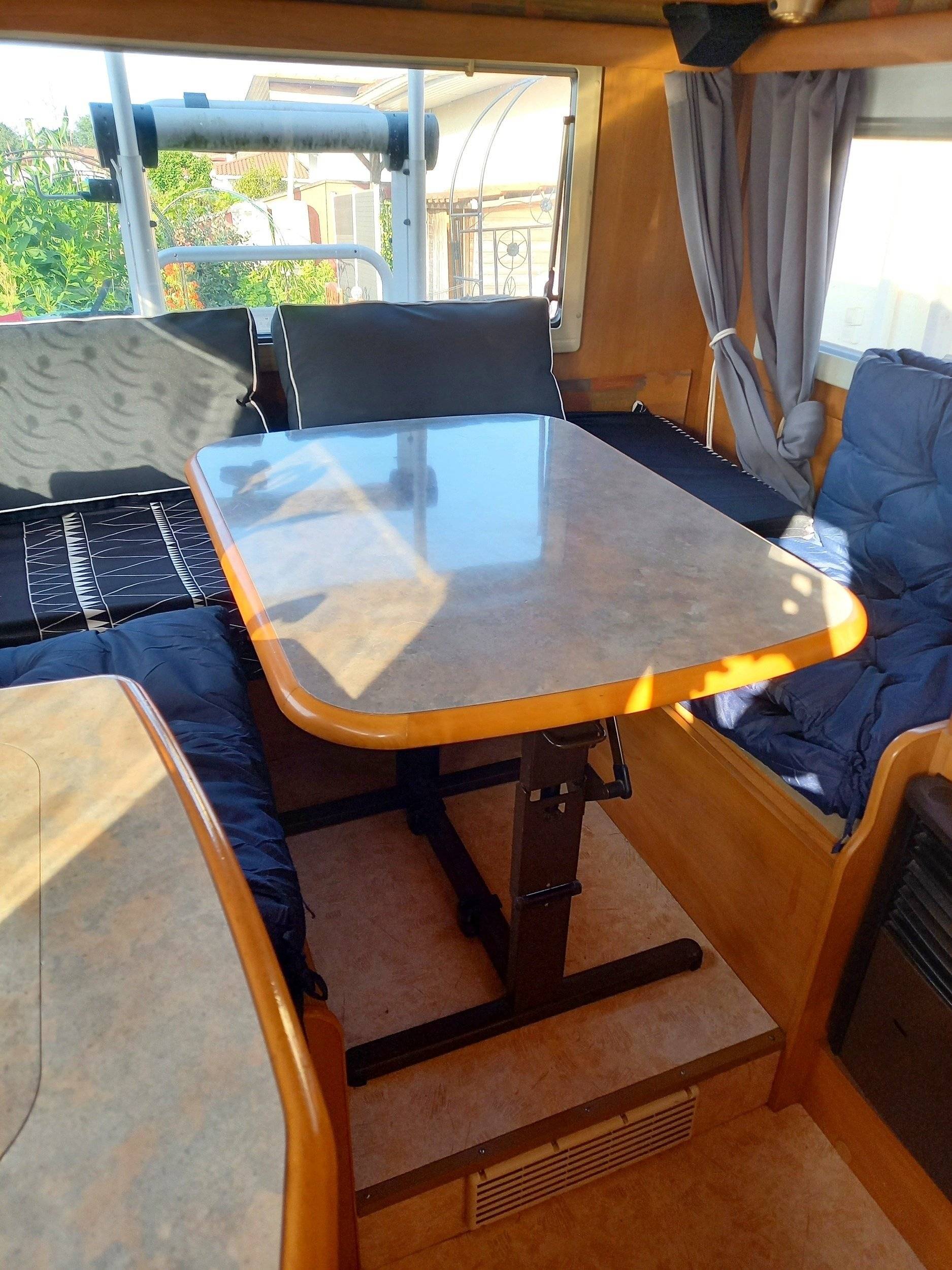 Dining Area Fiat Ducato - Yescapa