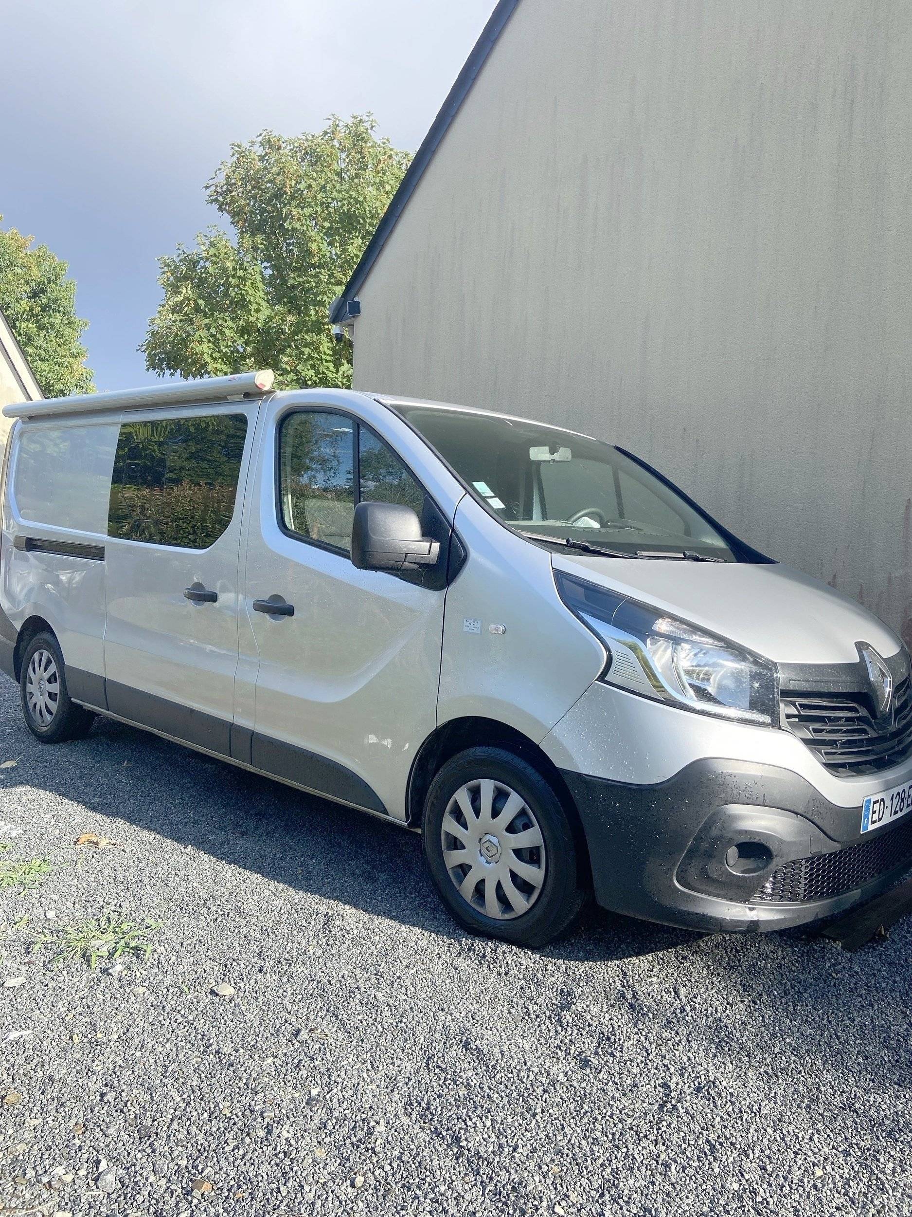 schräge Vorderansicht Renault Trafic L2H1 2 l 120 ch - Yescapa