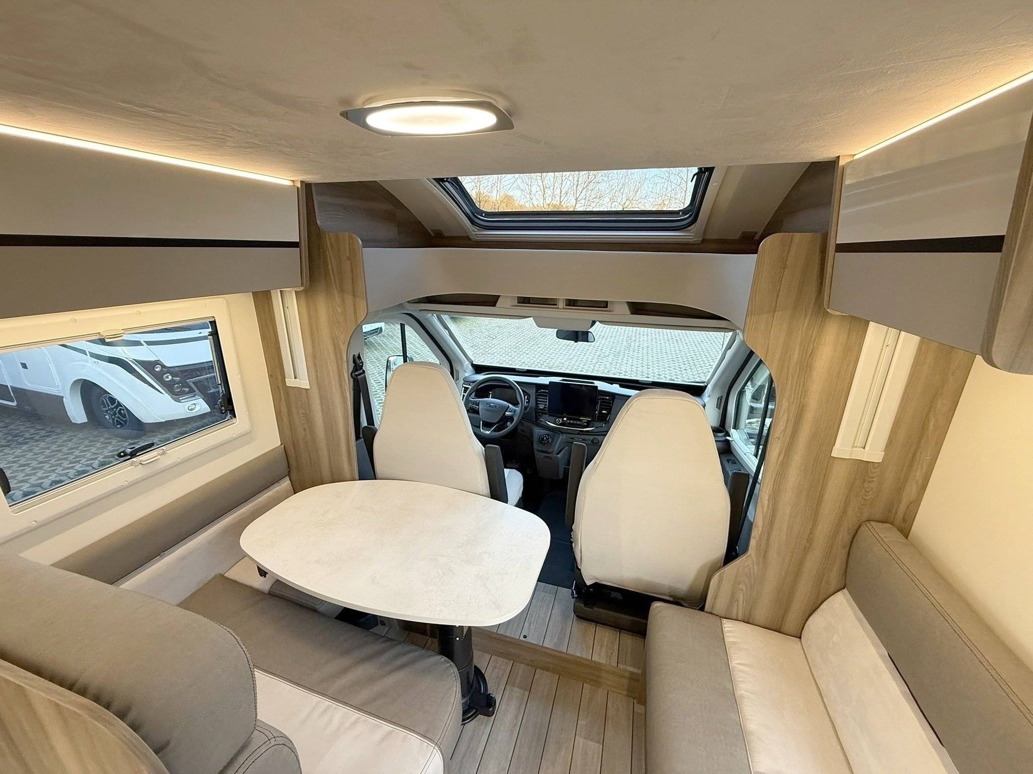 Dining Area Ford FORD Transit 2,0 TDCI 170 CV - Euro 6 - Yescapa