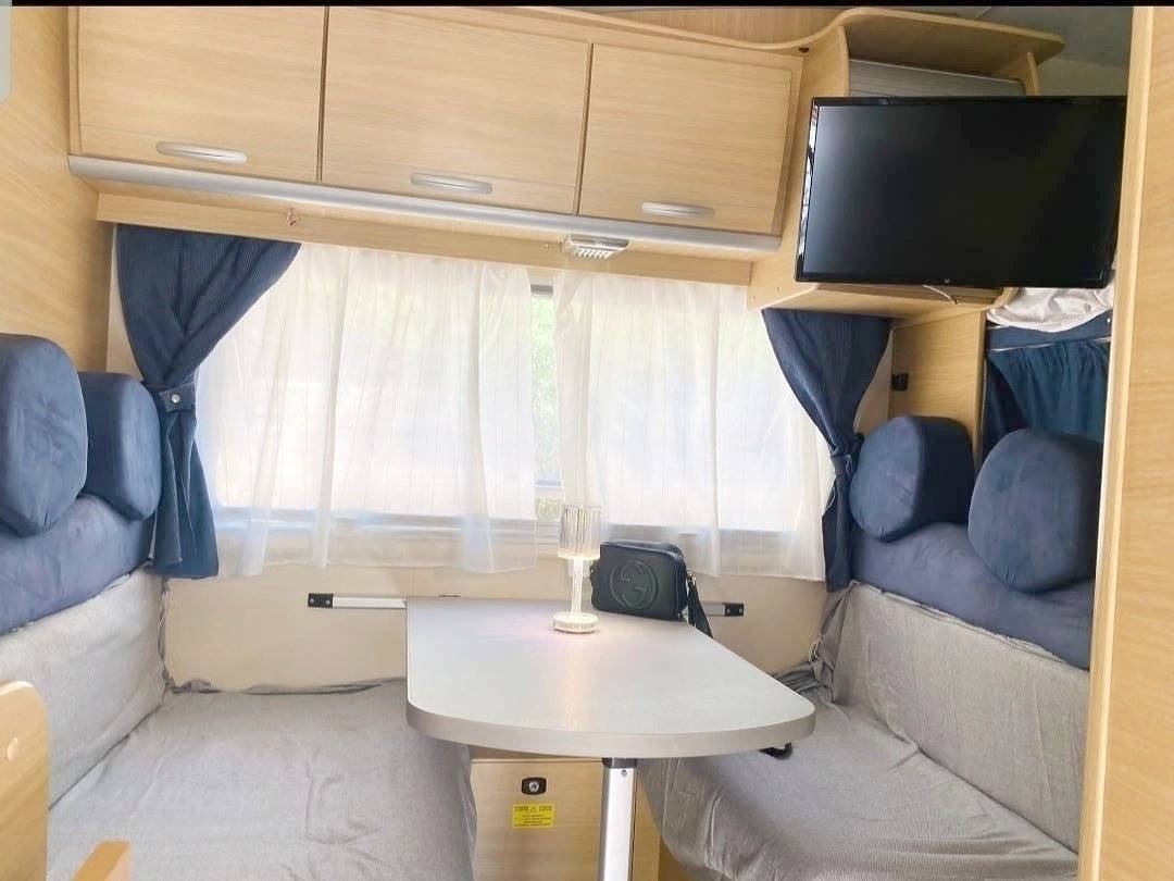 Dinette Ford Transit 2,2 l 140 ch - Yescapa