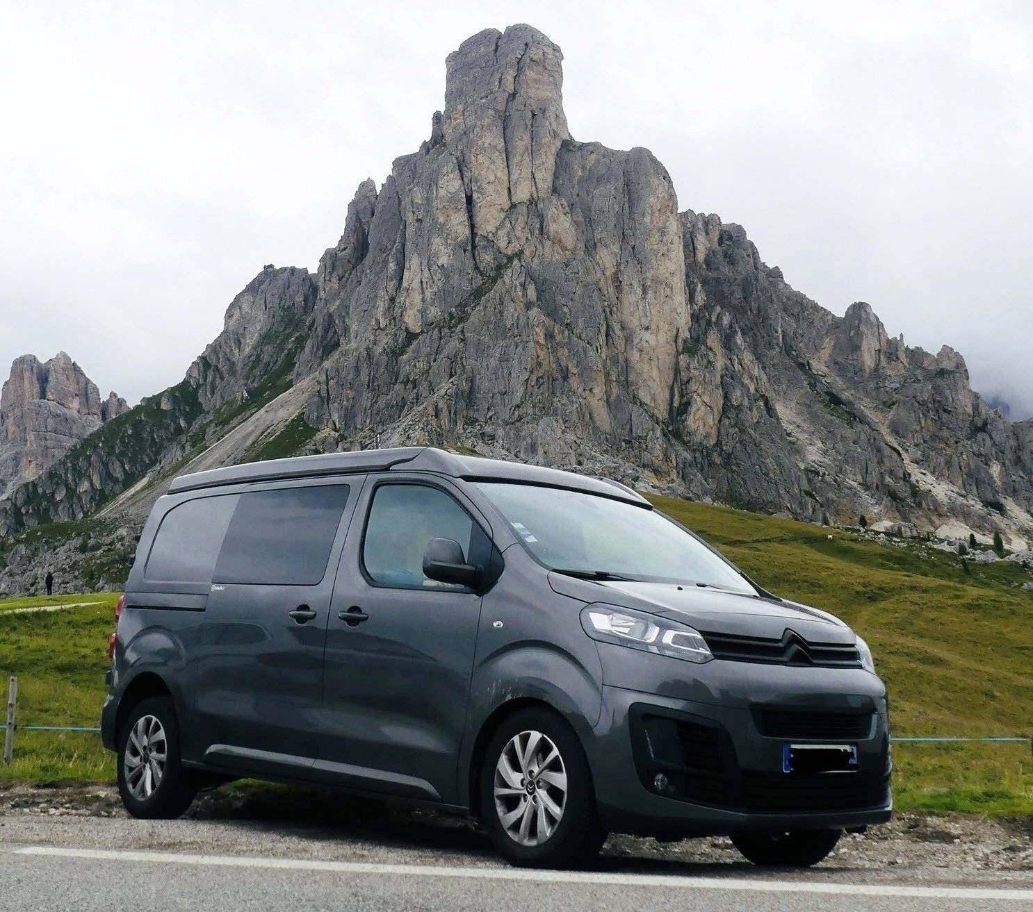 Vue avant de 3/4 Citroën Jumpy 2,2 l 120 ch - Yescapa