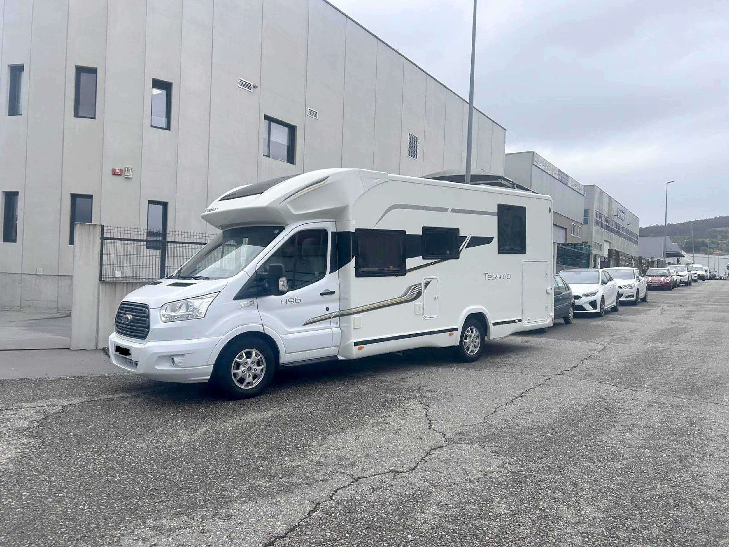 Vista del vehicle angle davanter Ford Transit 2.0 TDI 170 CV - Yescapa