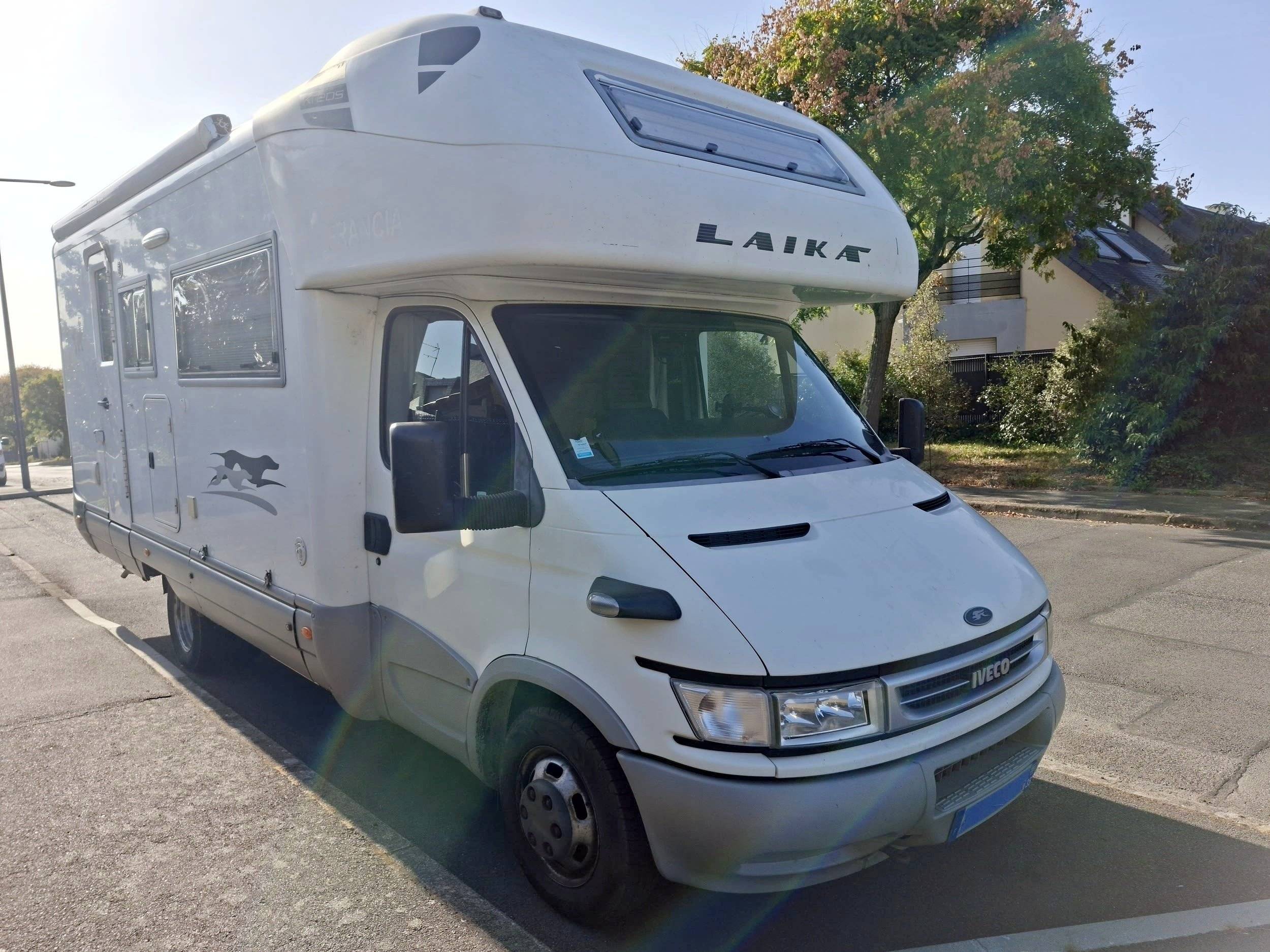 Front view from 3/4 Iveco Daily 3,0 l 146 ch - Yescapa