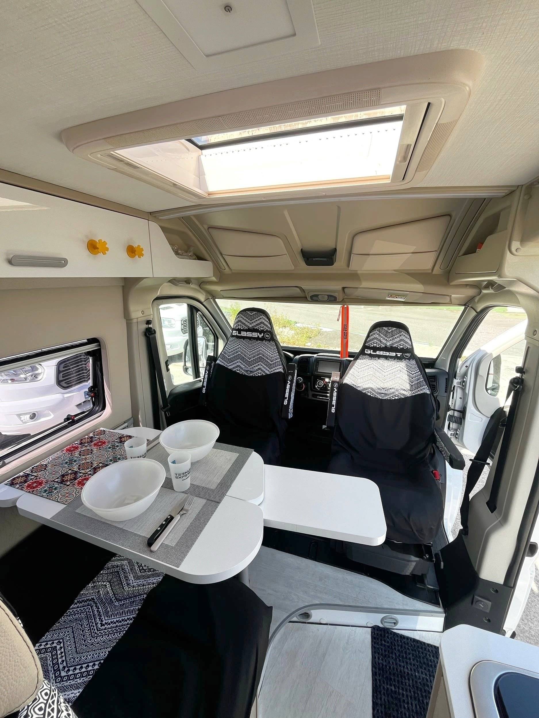 Área de jantar Fiat Ducato 2,3 l Multijet 140cv - Yescapa