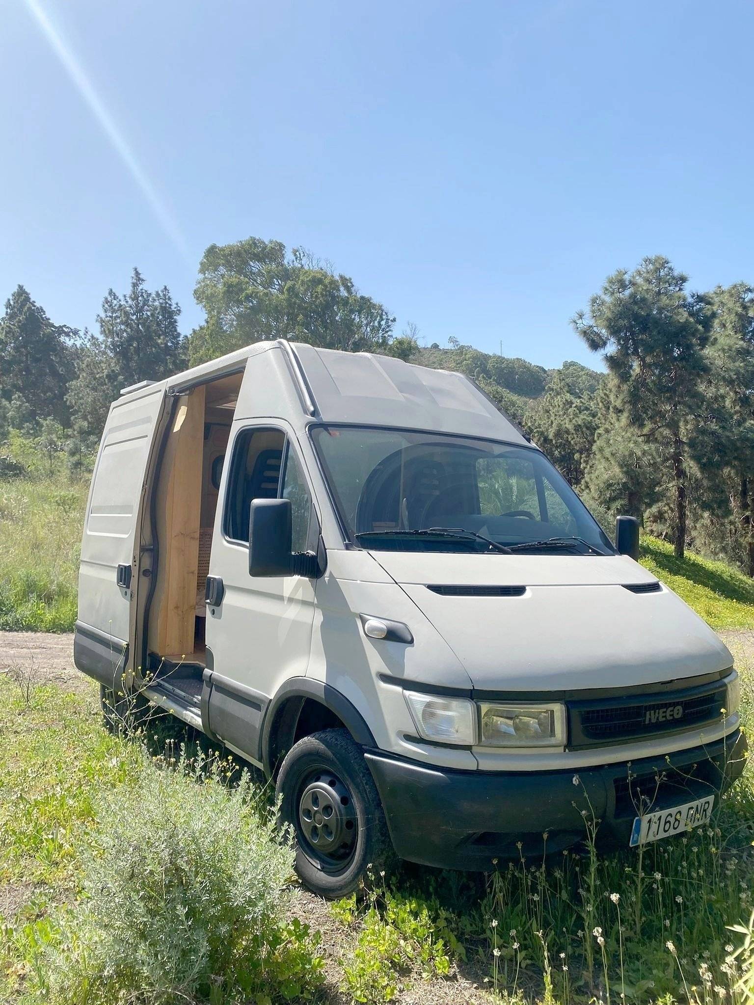 Vue avant de 3/4 Iveco Daily 35S11 - Yescapa